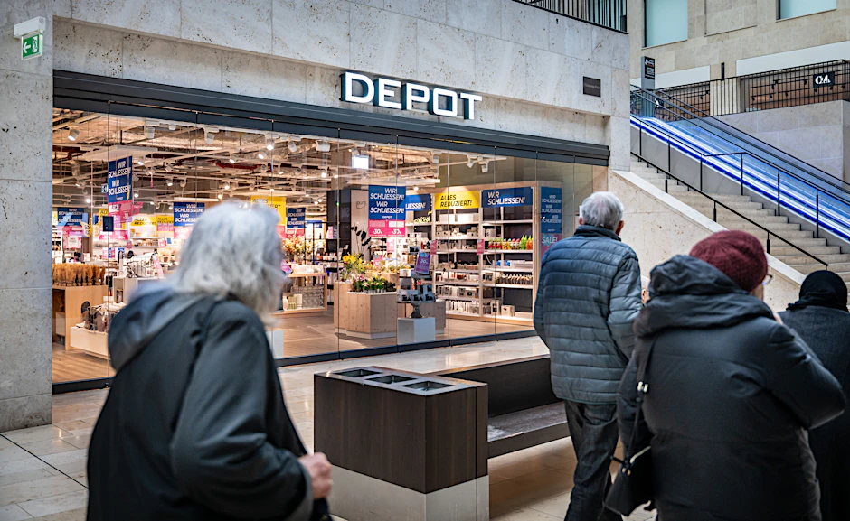 Eine Depot-Filiale wirbt mit Rabatten wegen Schließung.