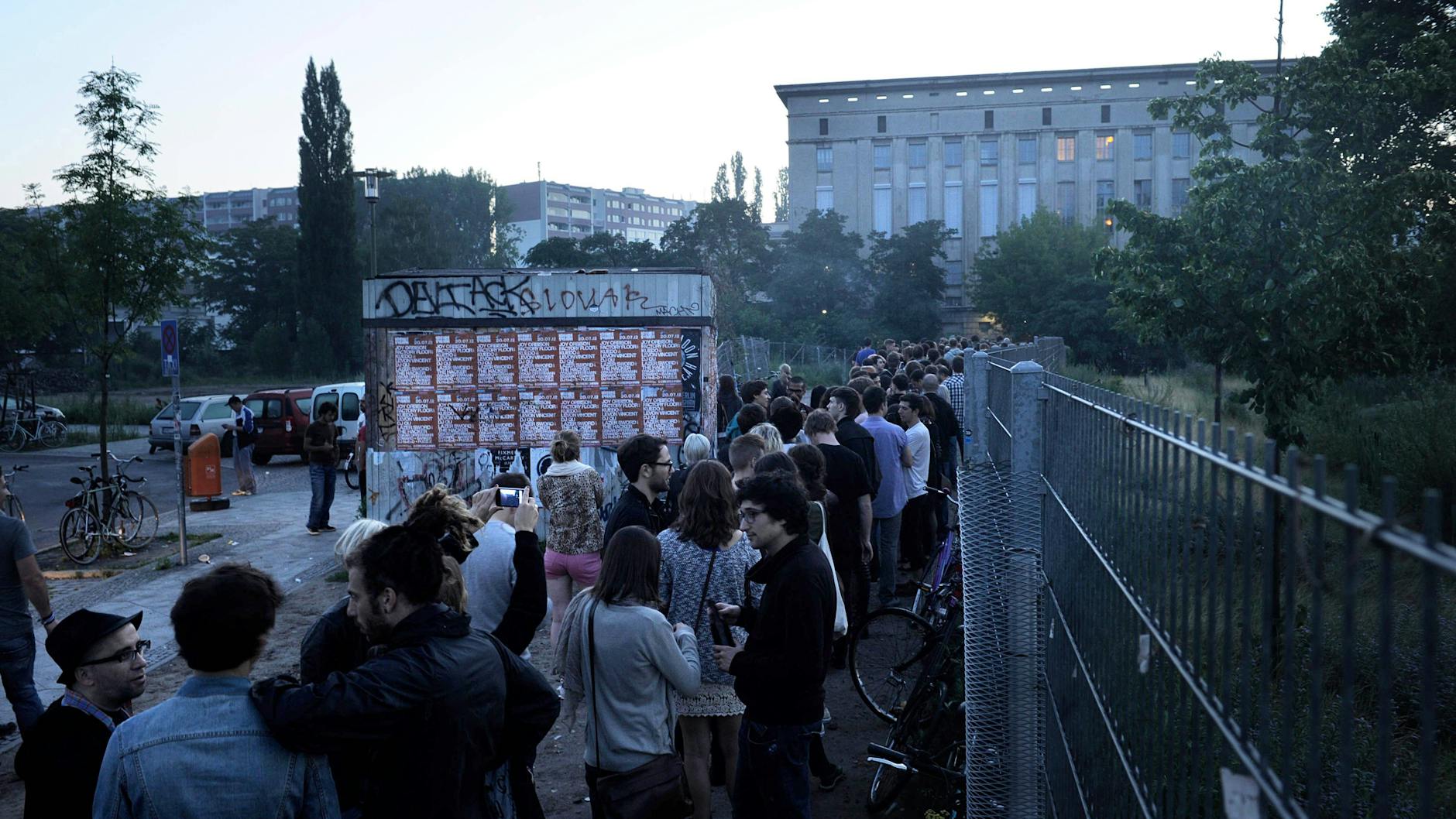 Menschenschlange vor dem Club Berghain in Berlin. Die Türsteher dort machen keinen Unterschied zwischen Berlinern und Nicht-Berlinern.