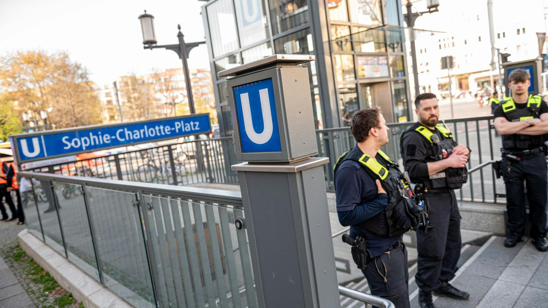 Berliner Polizisten sichern den U-Bahn-Eingang Sophie-Charlotte-Platz. Hier wurde kurz zuvor ein 29-Jähriger erstochen.