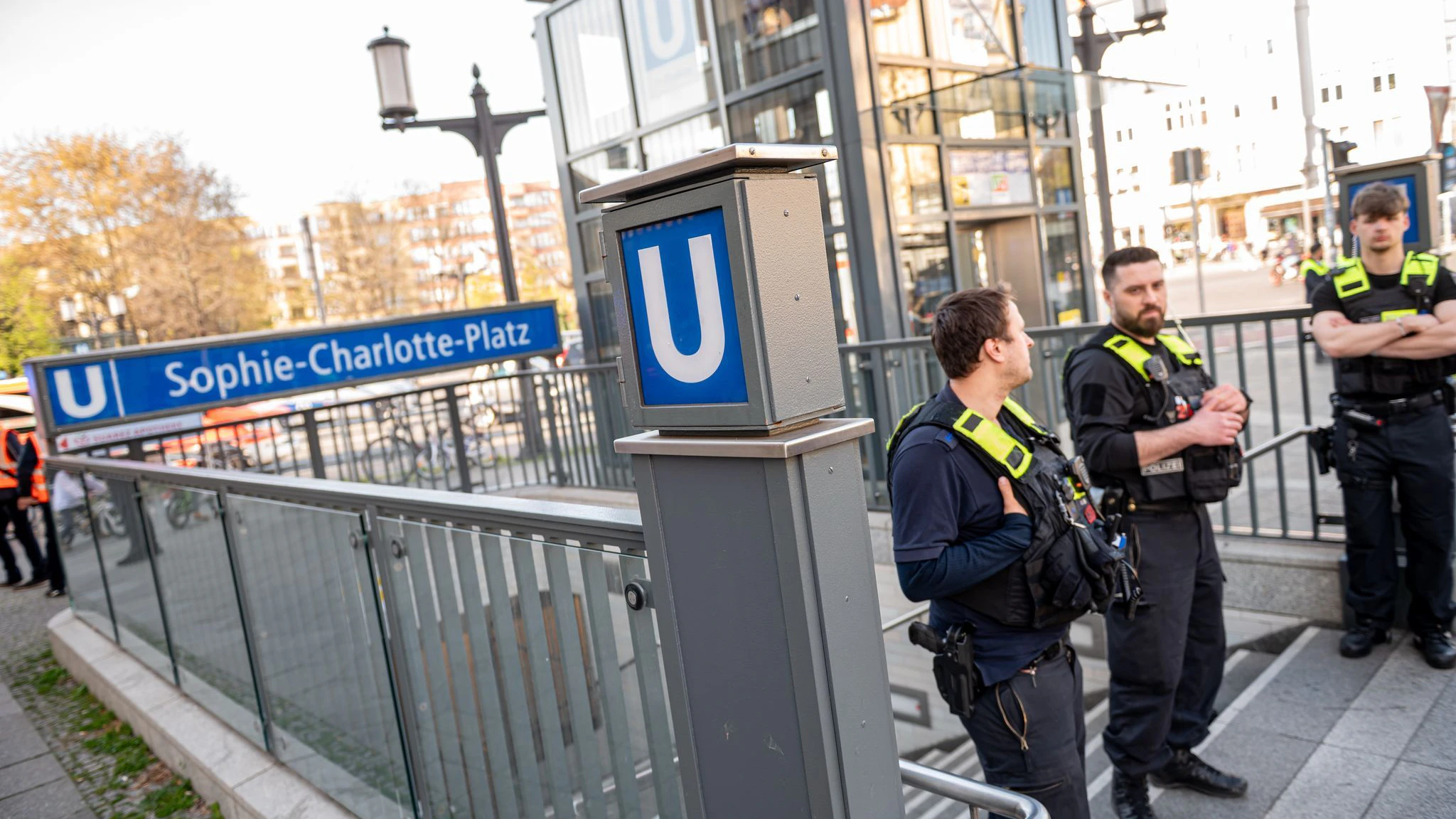 Berliner Polizisten sichern den U-Bahn-Eingang Sophie-Charlotte-Platz. Hier wurde kurz zuvor ein 29-Jähriger erstochen.