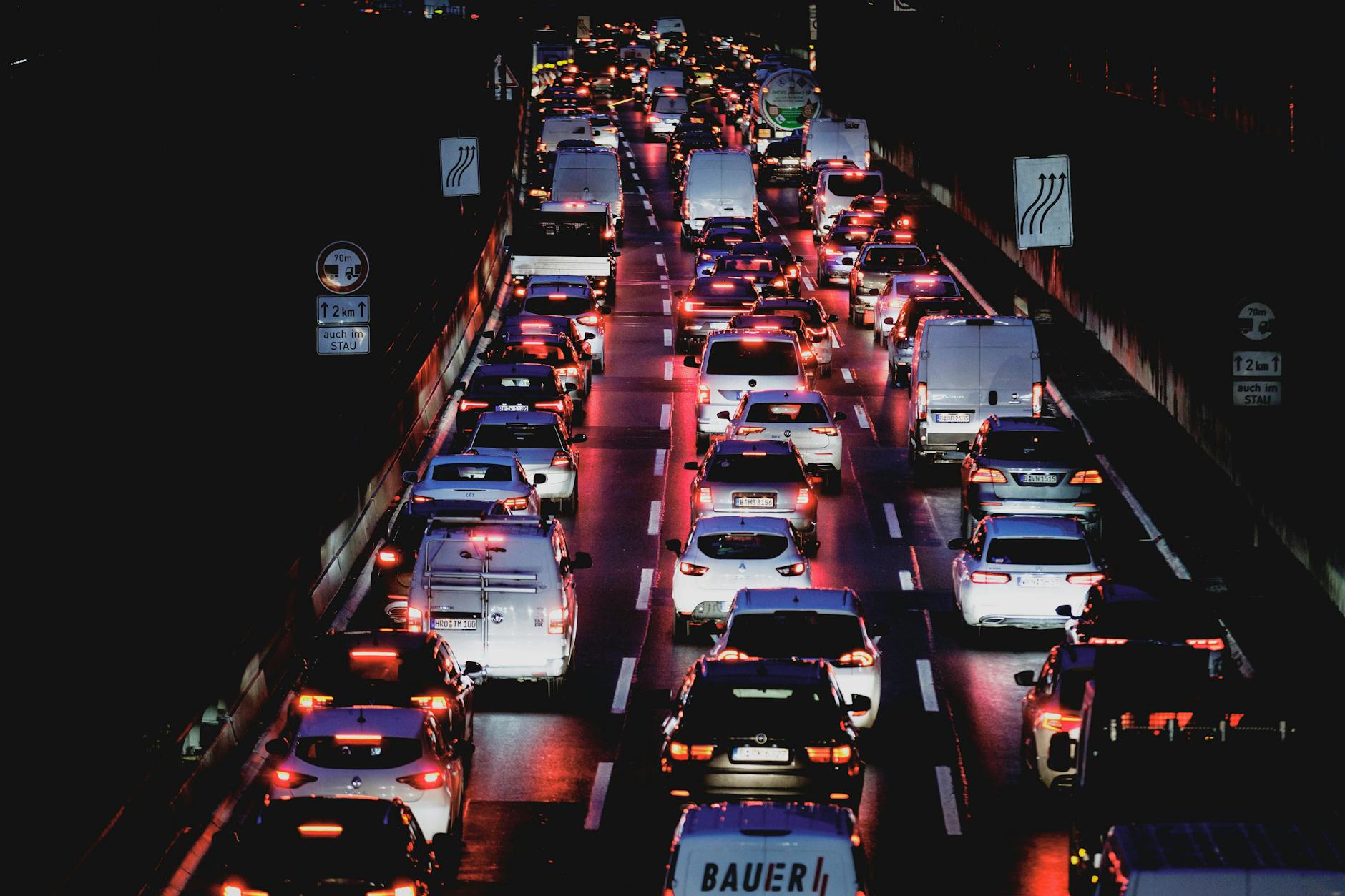 Wer an Ostern verreisen möchte, sollte möglichst mehr Zeit für die Autofahrt einplanen. Besonders voll wird es auf deutschen Autobahnen voraussichtlich an Gründonnerstag und Ostermontag.
