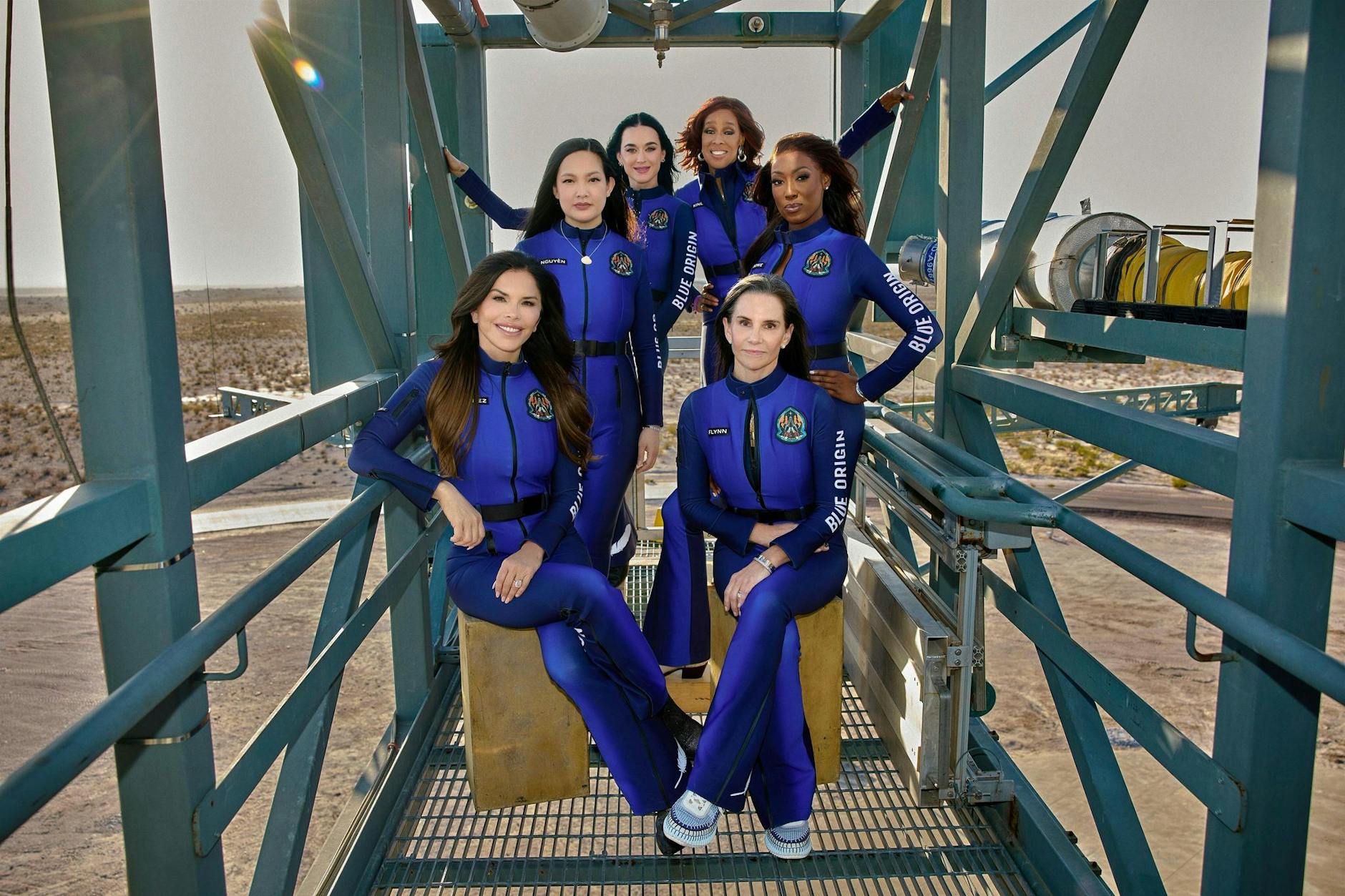 Dieses von Blue Origin zur Verfügung gestellte Bild zeigt in der ersten Reihe, sitzend, l-r: Lauren Sanchez und Kerianne Flynn und hinten stehend, l-r: Amanda Nguyen, Katy Perry, Gayle King und Aisha Bowe. Die Frauen fliegen am Montag ins All.