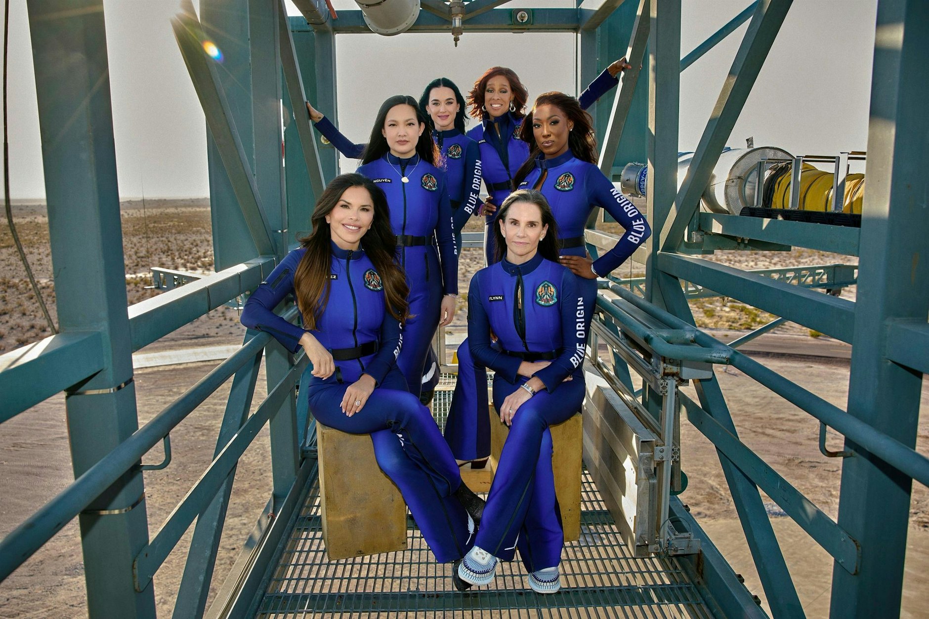 Dieses von Blue Origin zur Verfügung gestellte Bild zeigt in der ersten Reihe, sitzend, l-r: Lauren Sanchez und Kerianne Flynn und hinten stehend, l-r: Amanda Nguyen, Katy Perry, Gayle King und Aisha Bowe. Die Frauen fliegen am Montag ins All.