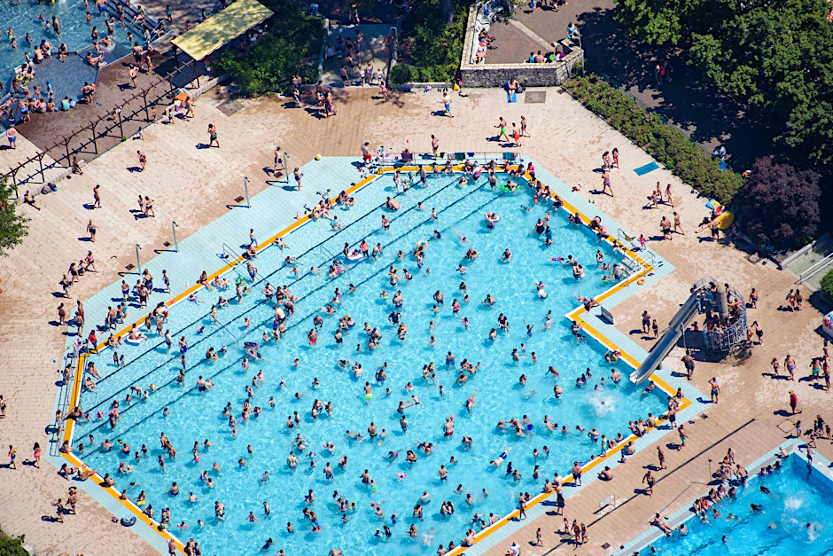 Kinder und Erwachsene baden und sonnen sich im Sommerbad Mariendorf.