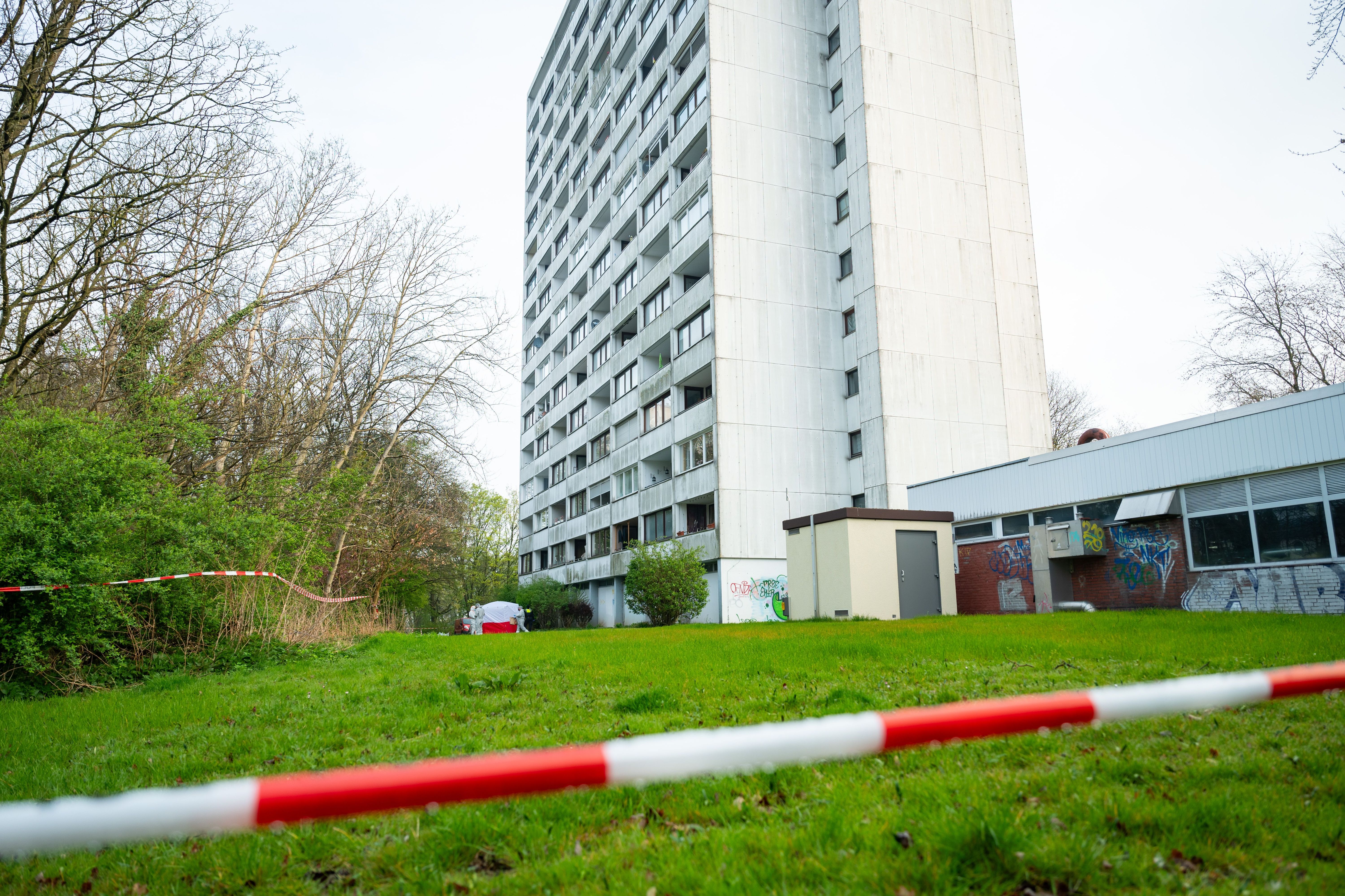 Mann aus Hochhaus gestoßen – mehrere Festnahmen!