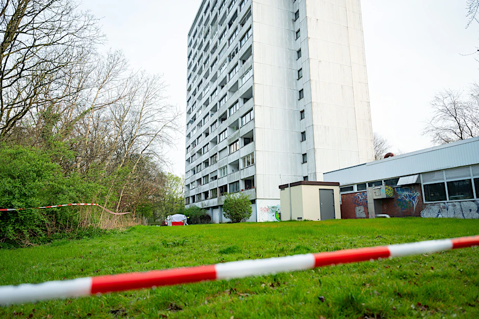  Beamte der Spurensicherung ermitteln neben dem abgesperrten Hochhaus. Ein junger Mann ist in der Nacht in Hamburg-Wilsdorf vom Balkon eines Hochhauses in den Tod gestürzt. Es gebe Hinweise auf ein Fremdverschulden, sagte ein Sprecher der Polizei.