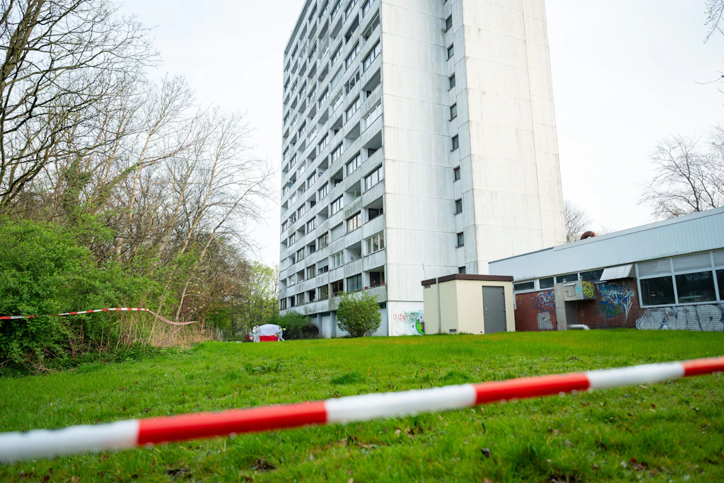 Mann aus Hochhaus gestoßen – mehrere Festnahmen!
