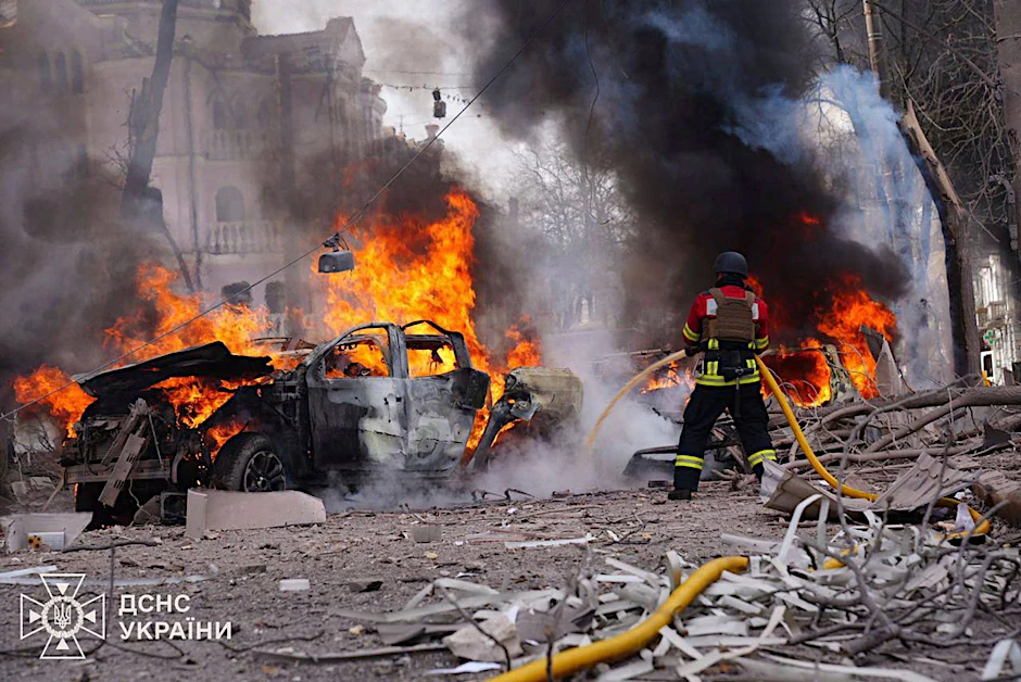Ukrainische Feuerwehrleute löschen Feuer nach dem russischen Raketenangriff auf Sumy, bei dem Dutzende Zivilisten getötet wurden.