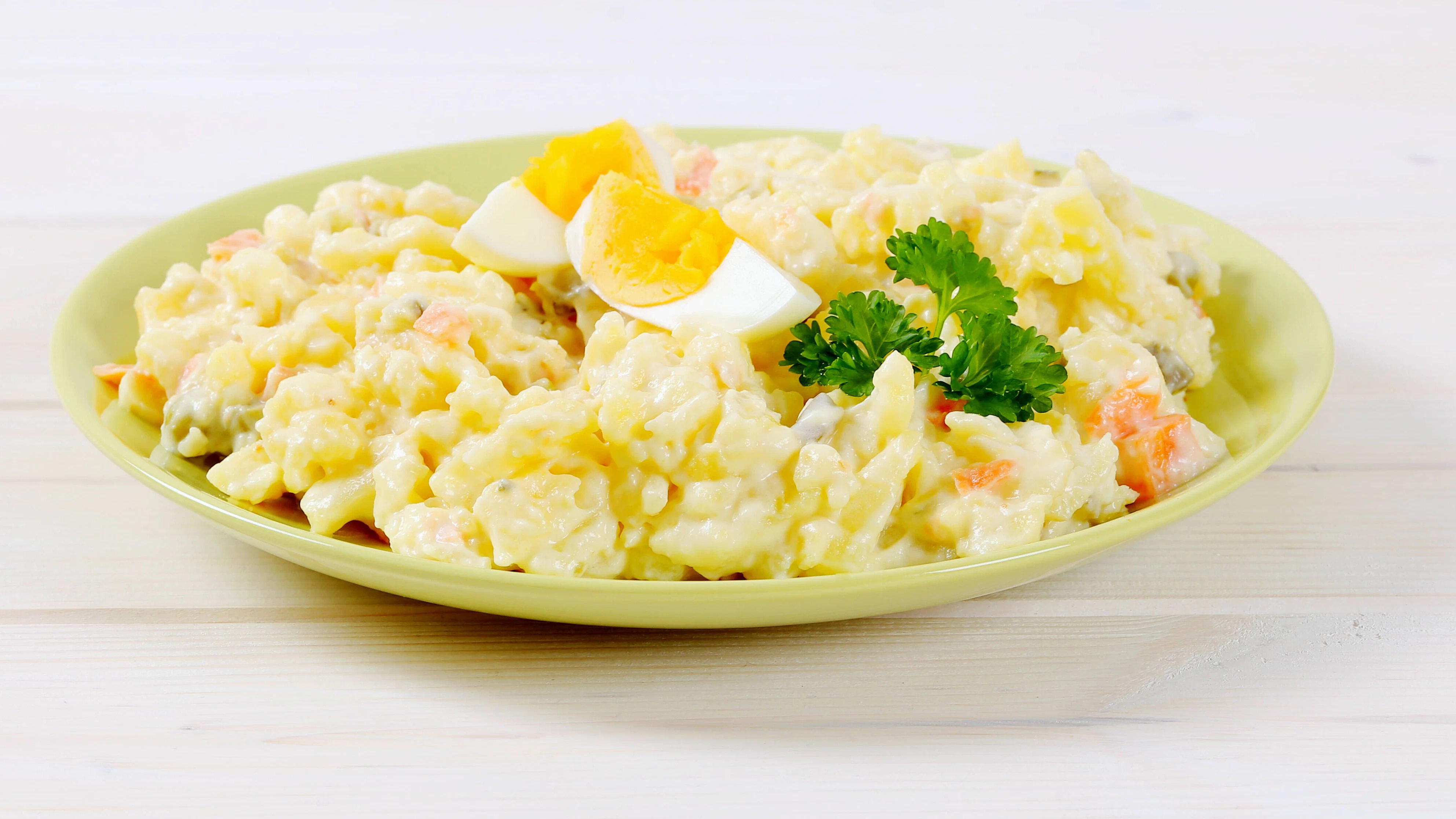 7-Tassen-Salat ist ein wirklich köstlicher Salat, den Sie ganz einfach herstellen können. Außerdem können Sie die Menge der Zutaten im Rezept beliebig auf die Anzahl Ihrer Gäste anpassen.