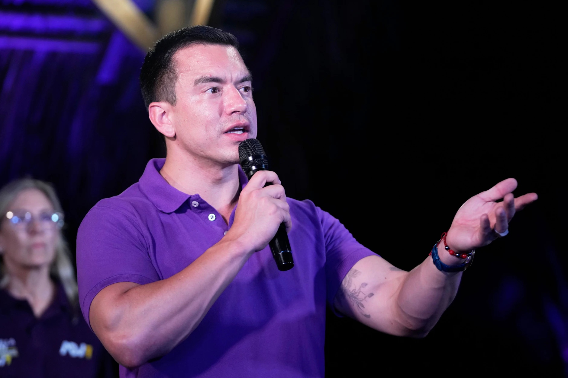 Der ecuadorianische Präsident Daniel Noboa spricht zu seinen Anhängern, nachdem die ersten Ergebnisse zeigen, dass er in der Stichwahl der Präsidentschaftswahlen in Führung liegt.