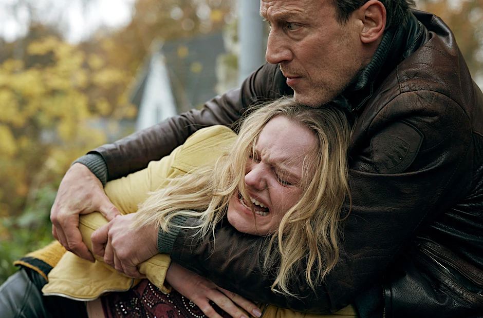 „Tatort: Im Wahn“. Die Schwester des Verdächtigen (Maria Dragus) ist außer sich; Kommissar Falke (Wotan Wilke Möhring) versucht, sie zu beruhigen.