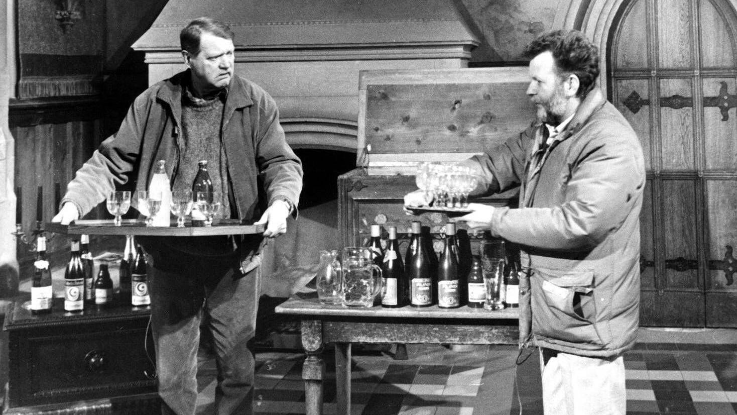 „Zauberpeter“ Peter Kersten und Butler Eduard, gespielt von Edgar Külow, in der DDR-Sendung Zauber auf Schloss Kuckuckstein.