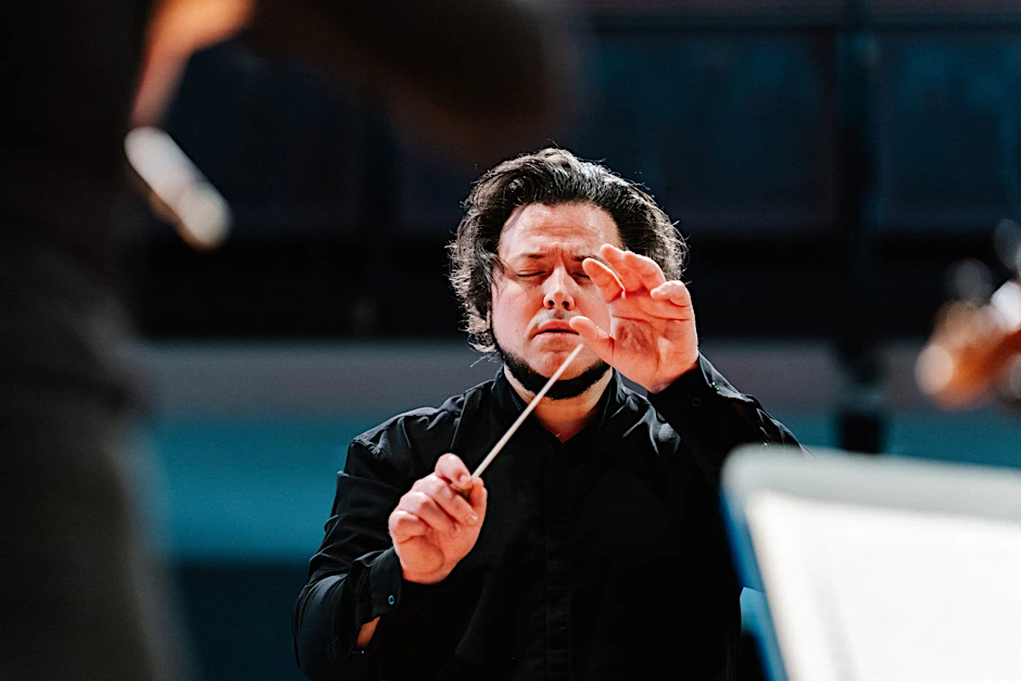Der Dirigent Fabian Enders führt mit dem Sächsischen Kammerchor die Johannespassion auf.