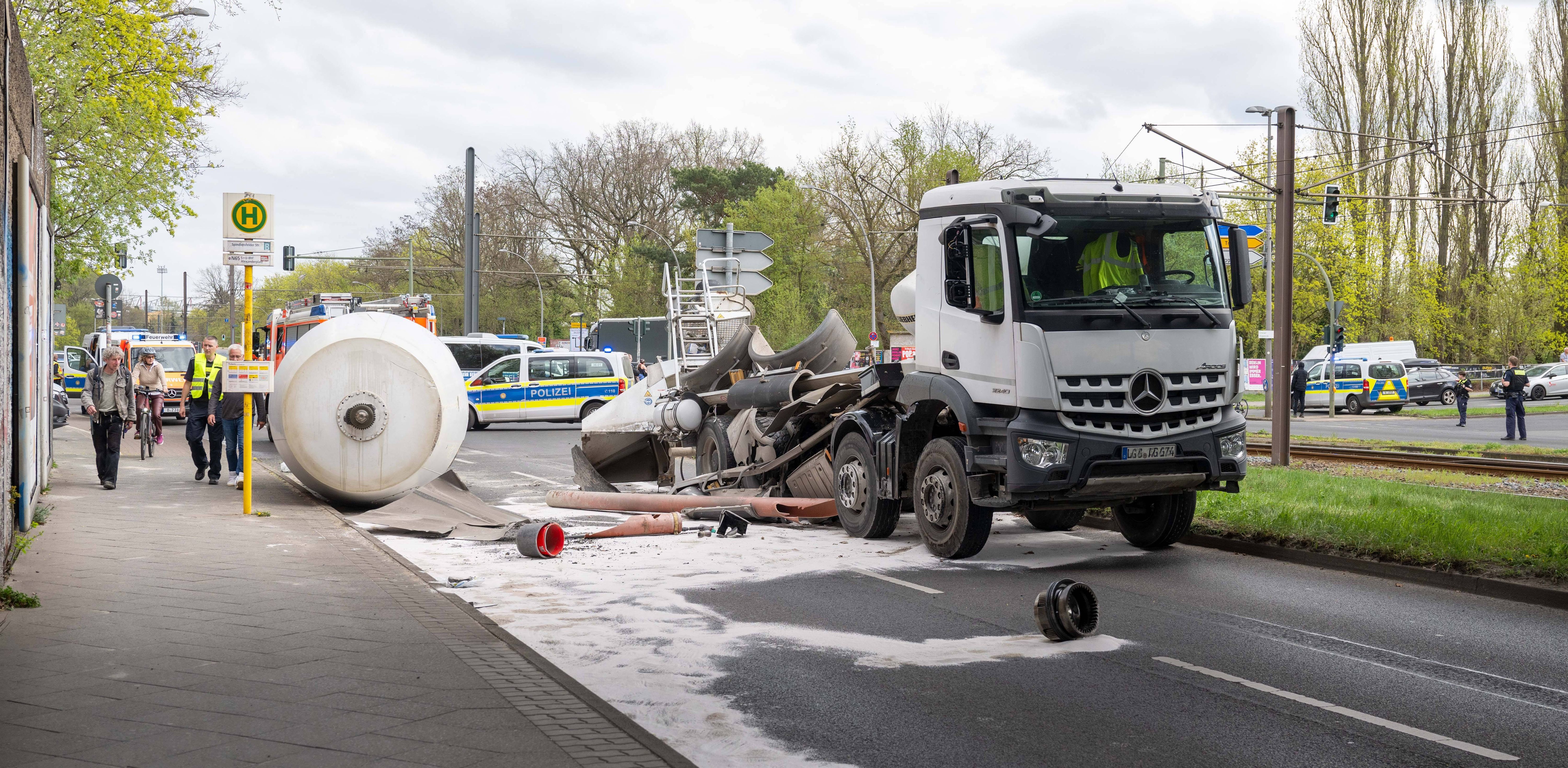 Betonmischer verliert Trommel in Köpenick: Vollsperrung sorgt für Verkehrschaos