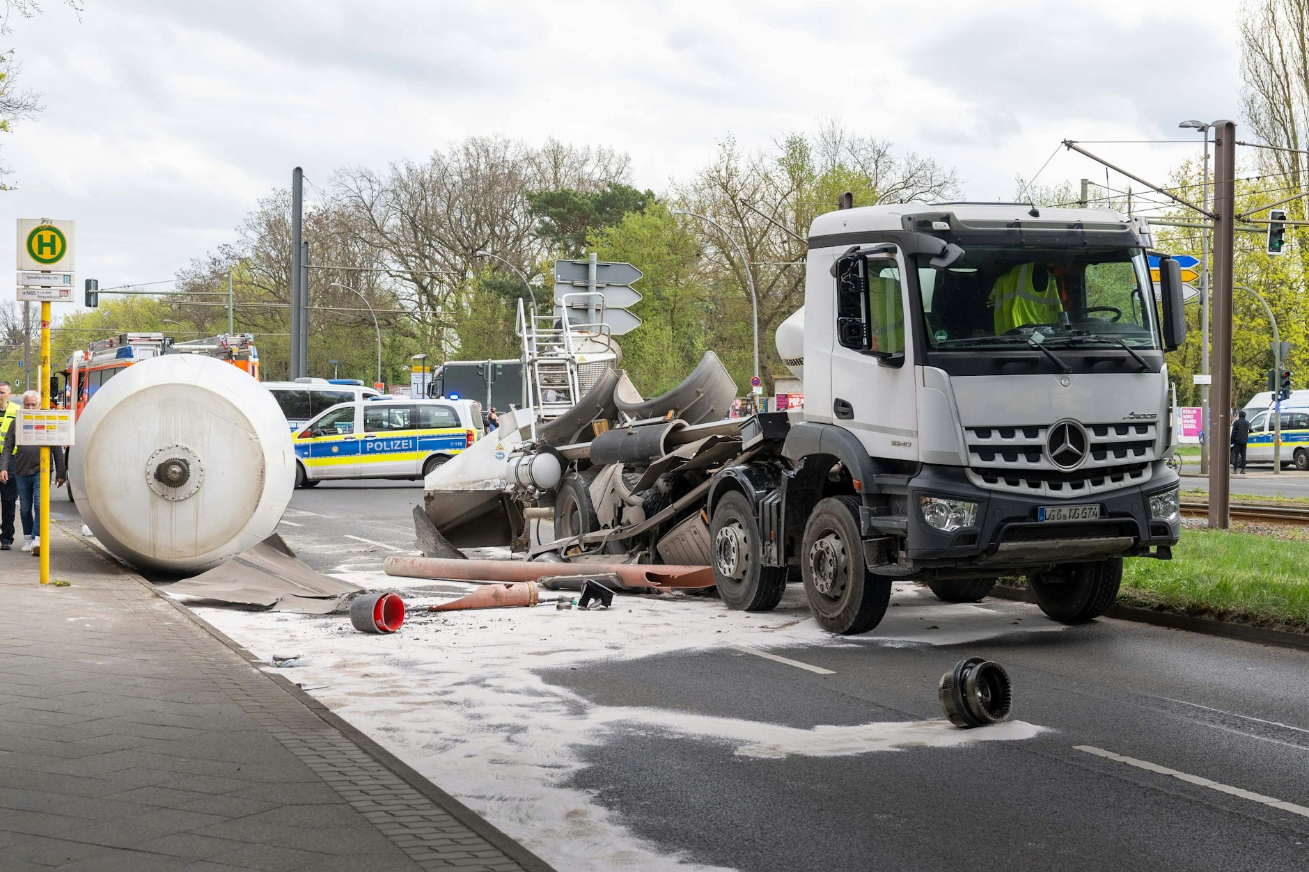 In Köpenick hat ein Betonmischer seine voll beladene Trommel verloren.