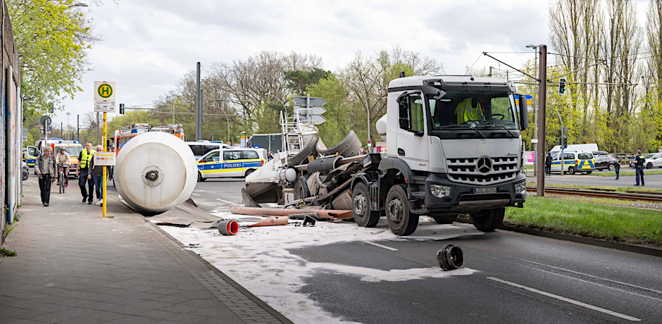 In Köpenick hat ein Betonmischer seine voll beladene Trommel verloren.