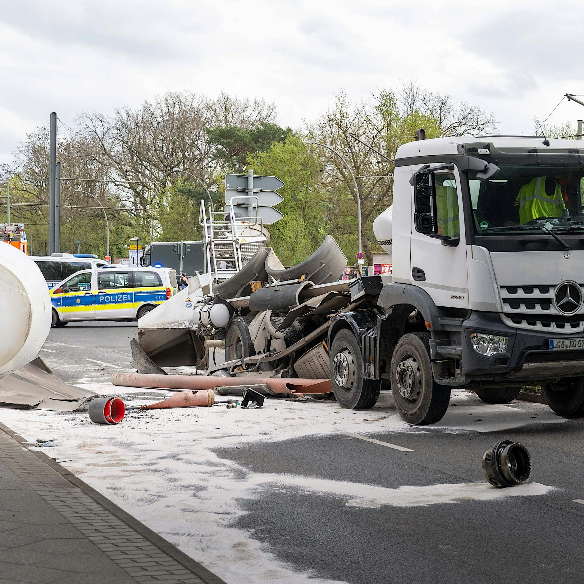 Betonmischer verliert Trommel in Köpenick: Vollsperrung sorgt für Verkehrschaos