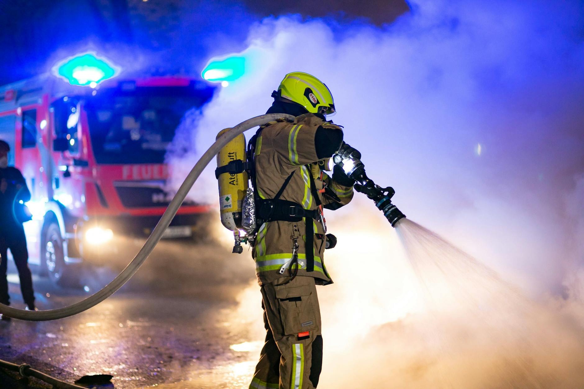 Bei ihren Einsätzen kommen Feuerwehrleute auch mit giftigen Dämpfen in Berührung. Die Dusche danach ist unerlässlich.