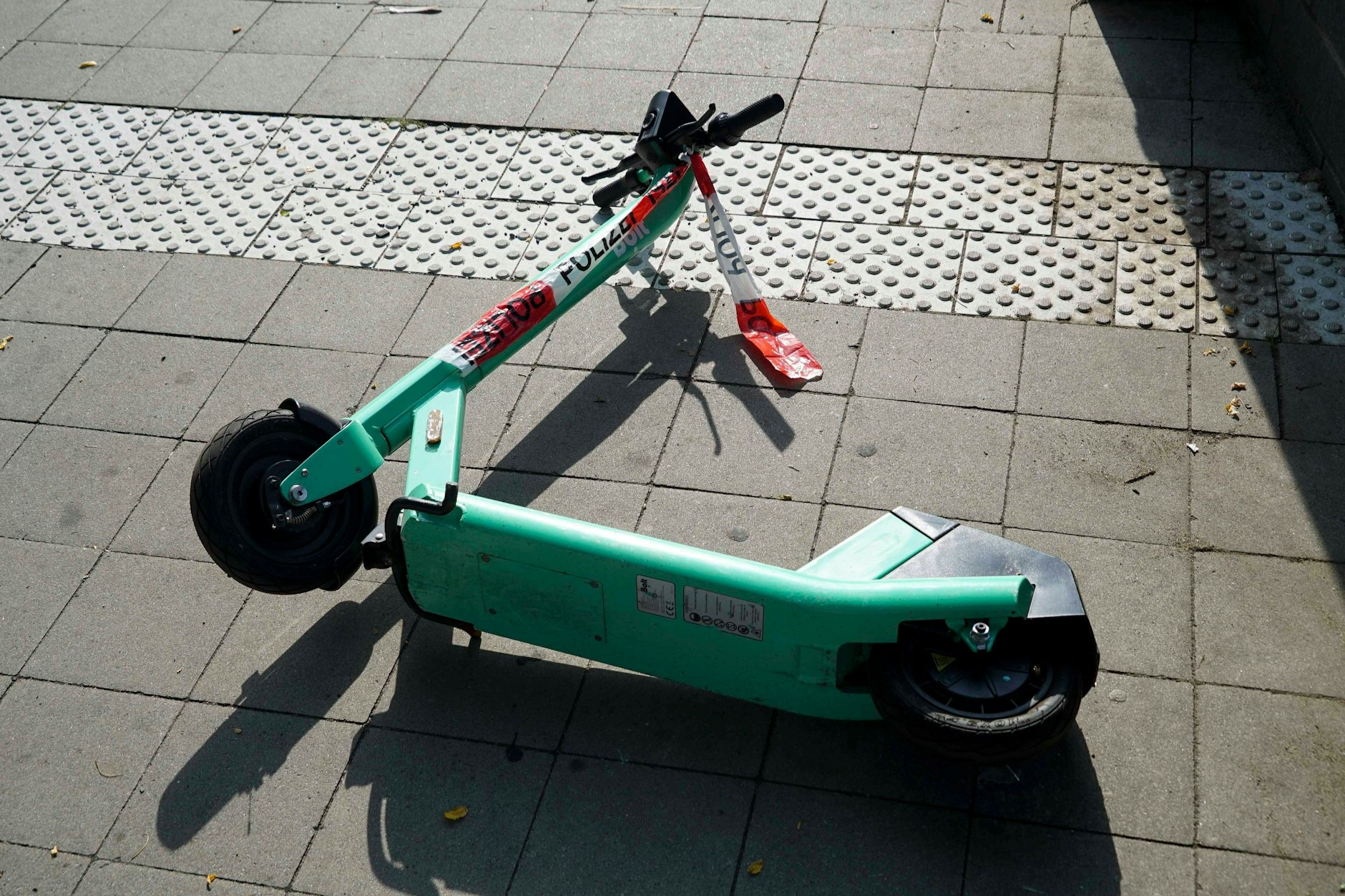 Nach einem Unfall mit einem E-Scooter starb eine 84-jährige Frau. Gegen ein 15-jähriges Mädchen wird wegen fahrlässiger Tötung ermittelt (Symbolbild).