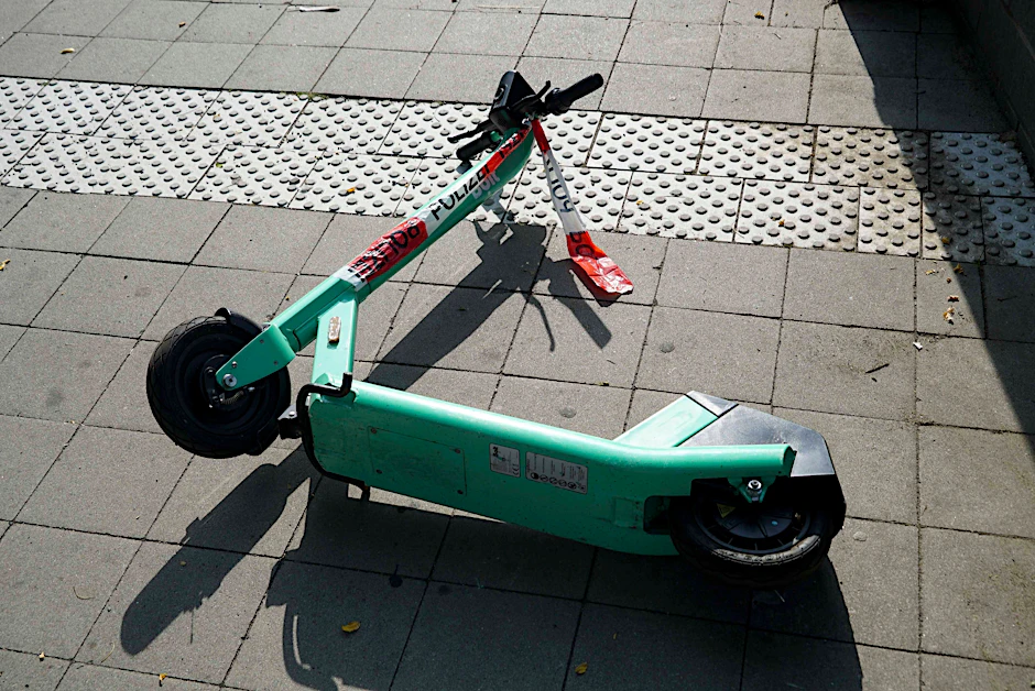 Nach einem Unfall mit einem E-Scooter starb eine 84-jährige Frau. Gegen ein 15-jähriges Mädchen wird wegen fahrlässiger Tötung ermittelt (Symbolbild).