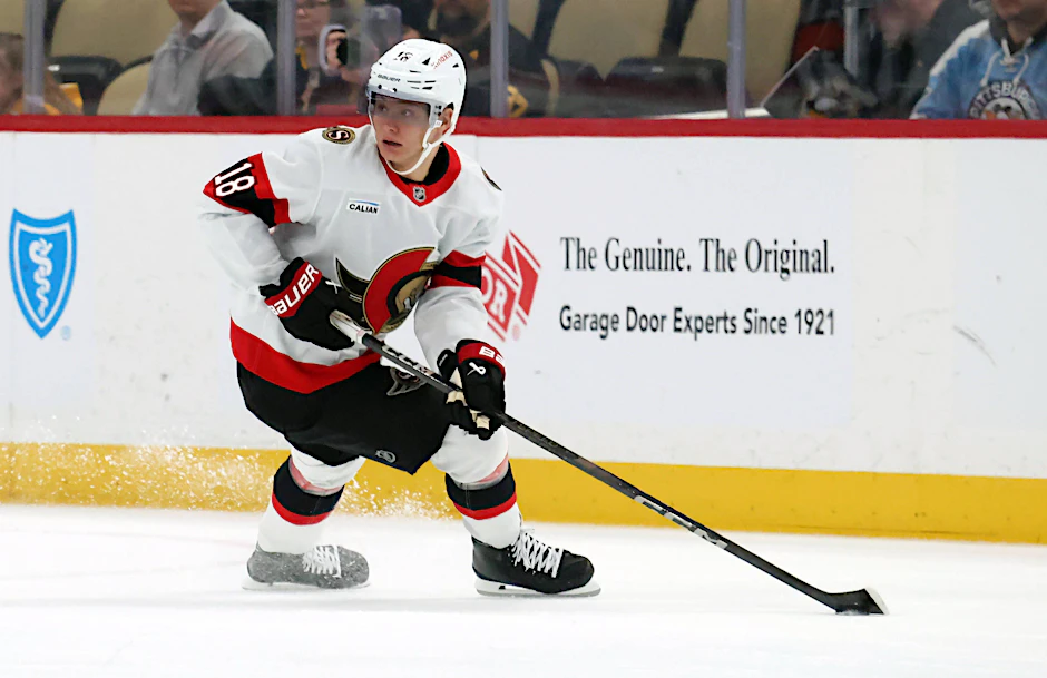 Tim Stützle kurvt über das Eis in der NHL. Als Steppke in Krefeld wurde ihm die Abneigung gegen Köln schon früh mitgegeben.
