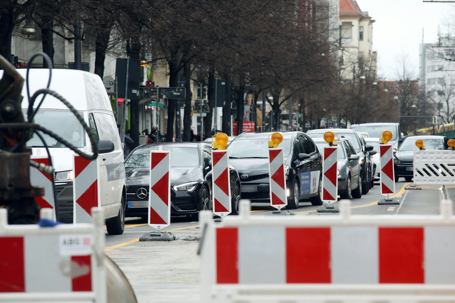 Berlin, deine Staustellen. Mehrere neue Baustellen bremsen seit Dienstagmorgen den Verkehr in der Hauptstadt aus.