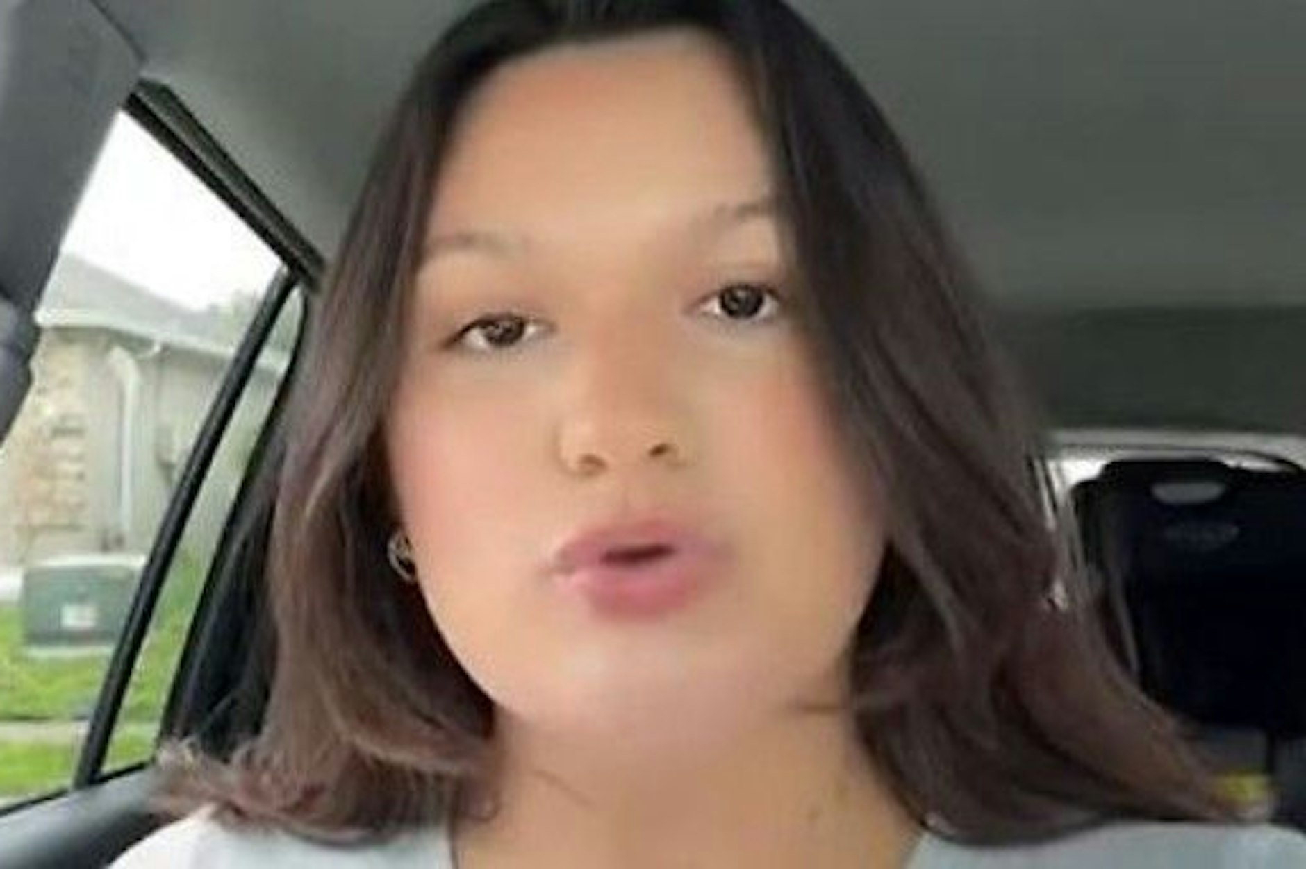 Amber stellt ihrem Mann im Video eine Rechnung aus.