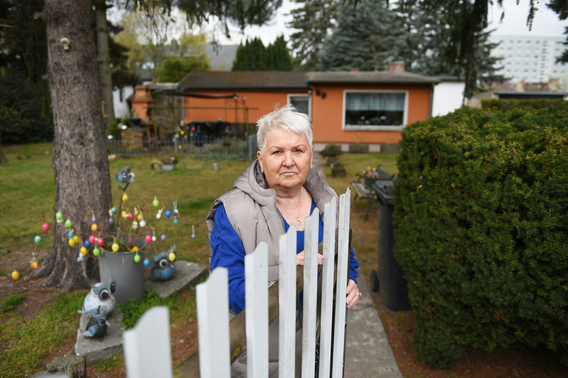 Sie verliert ihr Zuhause: Kornelia Rienecker (70) muss nach 50 Jahren ihr Grundstück in Berlin-Marzahn verlassen.