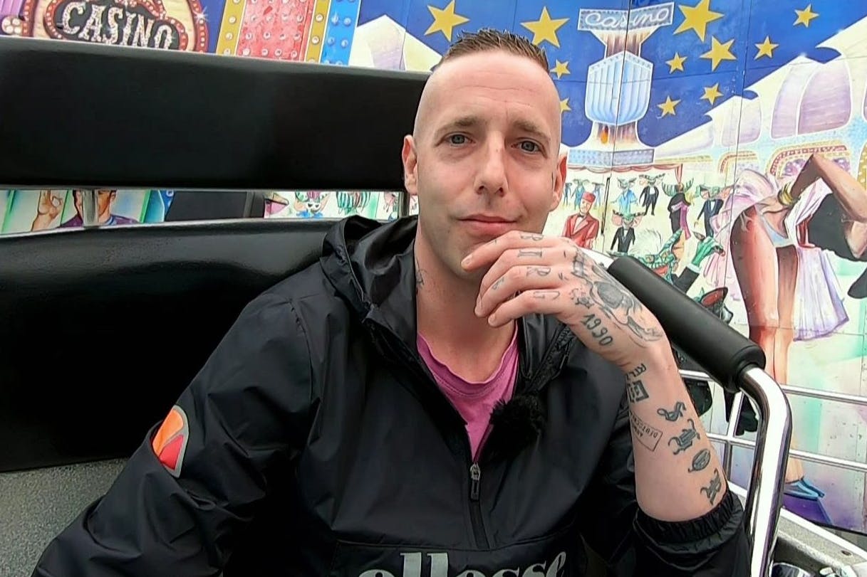 Bei einem Besuch auf dem Rummel gibt Chris aus „Armes Deutschland“ mit seiner Mutter 70 Euro aus. „Dafür ist der Staat ja da“, sagt er.