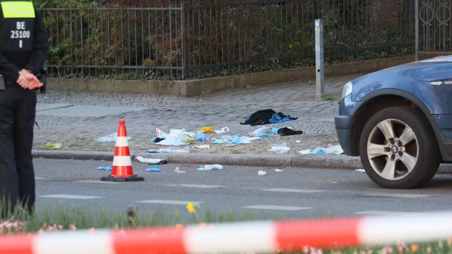 An dieser Stelle wurde der Messerstecher von einem Polizeibeamten angeschossen.