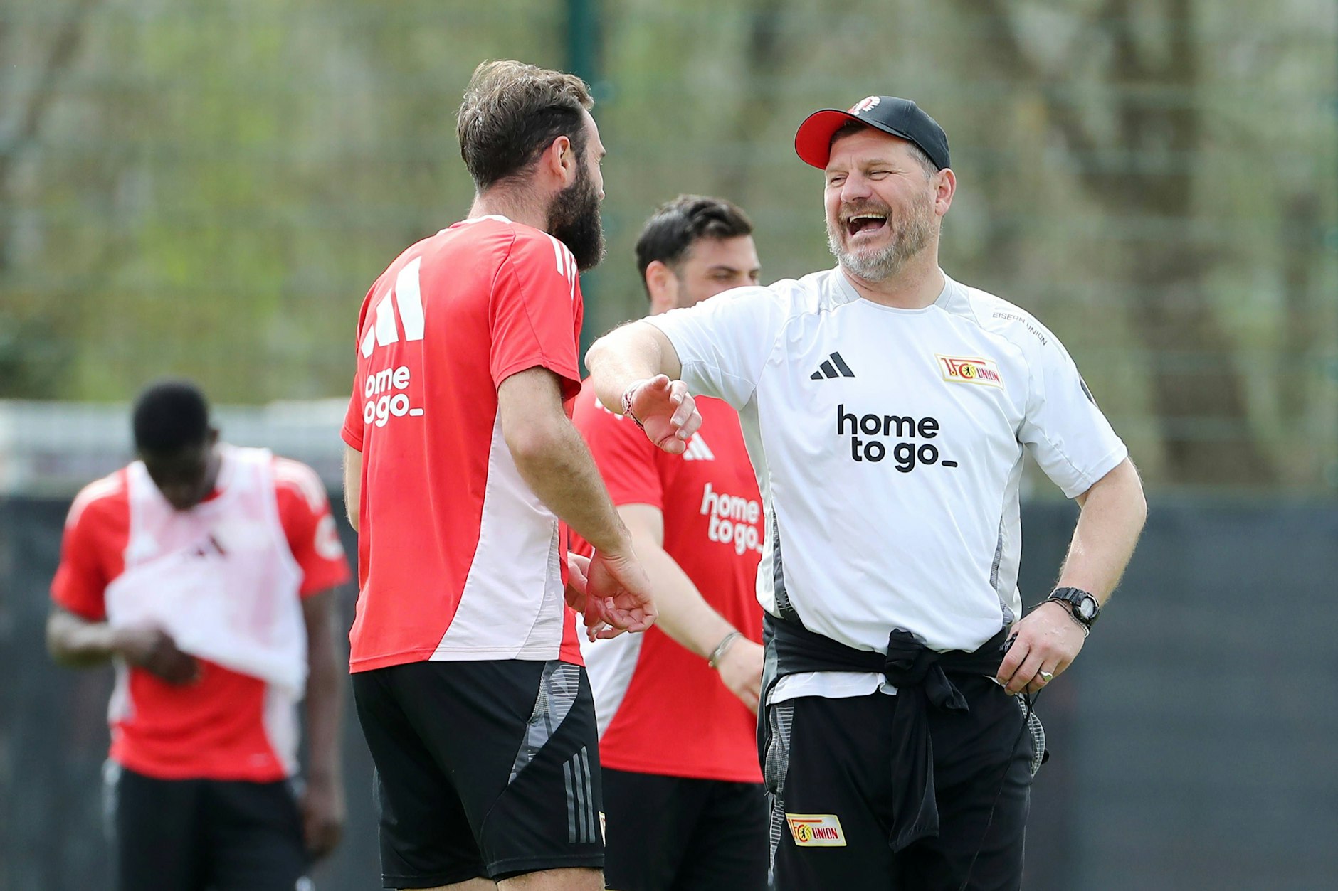 Meist nur eine Trainingseinheit pro Tag auf dem Platz und dann wird auch noch gelacht: Steffen Baumgart scherzt im Union-Training mit Lucas Tousart (27).