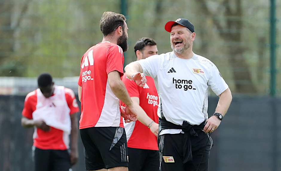 Meist nur eine Trainingseinheit pro Tag auf dem Platz und dann wird auch noch gelacht: Steffen Baumgart scherzt im Union-Training mit Lucas Tousart (27).