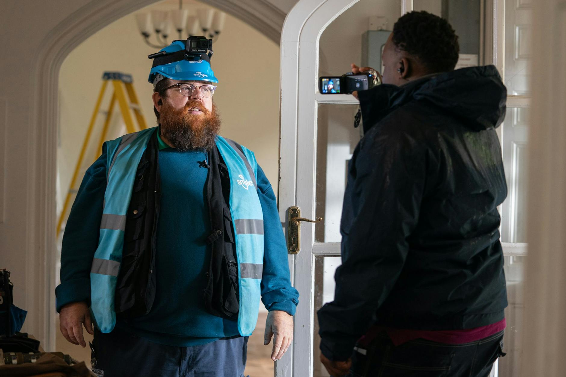 Nick Frost als Gus Roberts und Samson Kayo als Elton in der Amazon-Prime-Serie „Truth Seekers“
