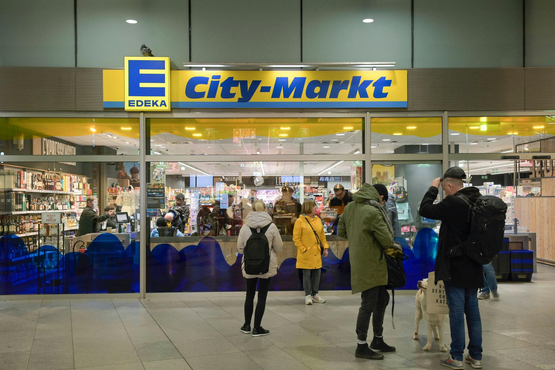 Der Edeka-City-Markt im Bahnhof Friedrichstraße gehört zu den Läden, die Karfreitag öffnen.