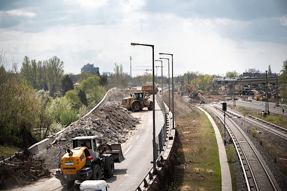 Der Abriss der Ringbahnbrücke an der A100: Macht nicht nur Dreck, sondern auch viel Lärm.