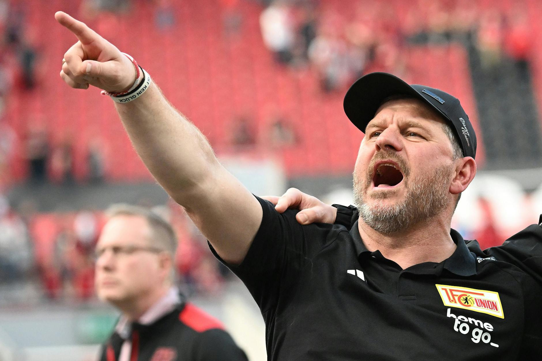 Steffen Baumgart feierte nach dem Remis in Leverkusen ausgelassen vor der Fankurve des 1. FC Union Berlin.