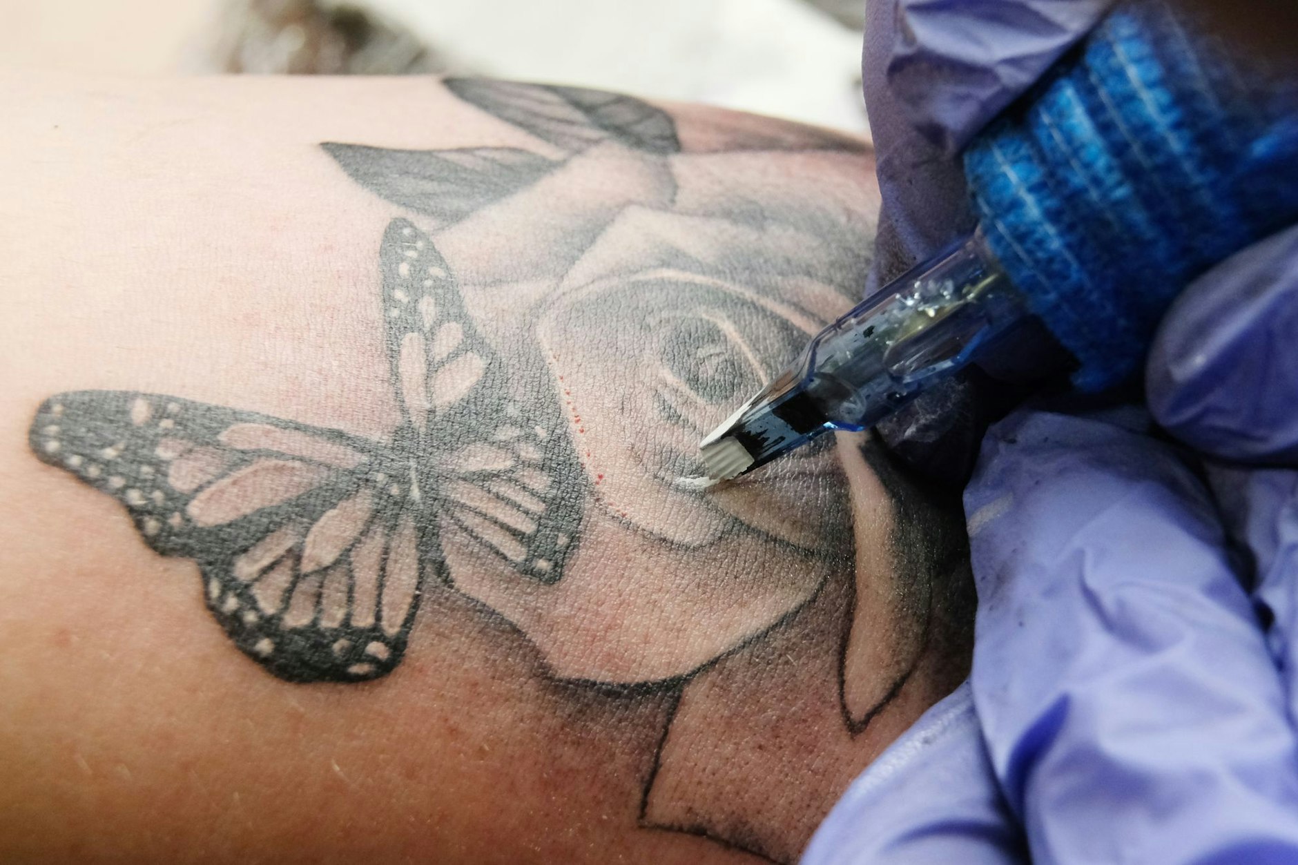 Wer hat Angst vor der schwarzen Farbe? Vor allem zwei Krebsarten sollen durch Tattoos begünstigt werden.