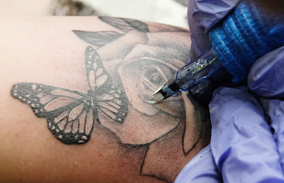 Wer hat Angst vor der schwarzen Farbe? Vor allem zwei Krebsarten sollen durch Tattoos begünstigt werden.