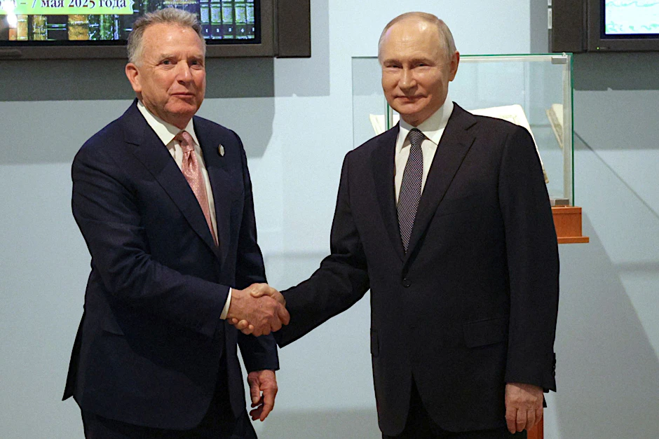 Der russische Präsident Wladimir Putin (r) und der Sondergesandte von US-Präsident Trump, Steve Witkoff, geben sich die Hand.