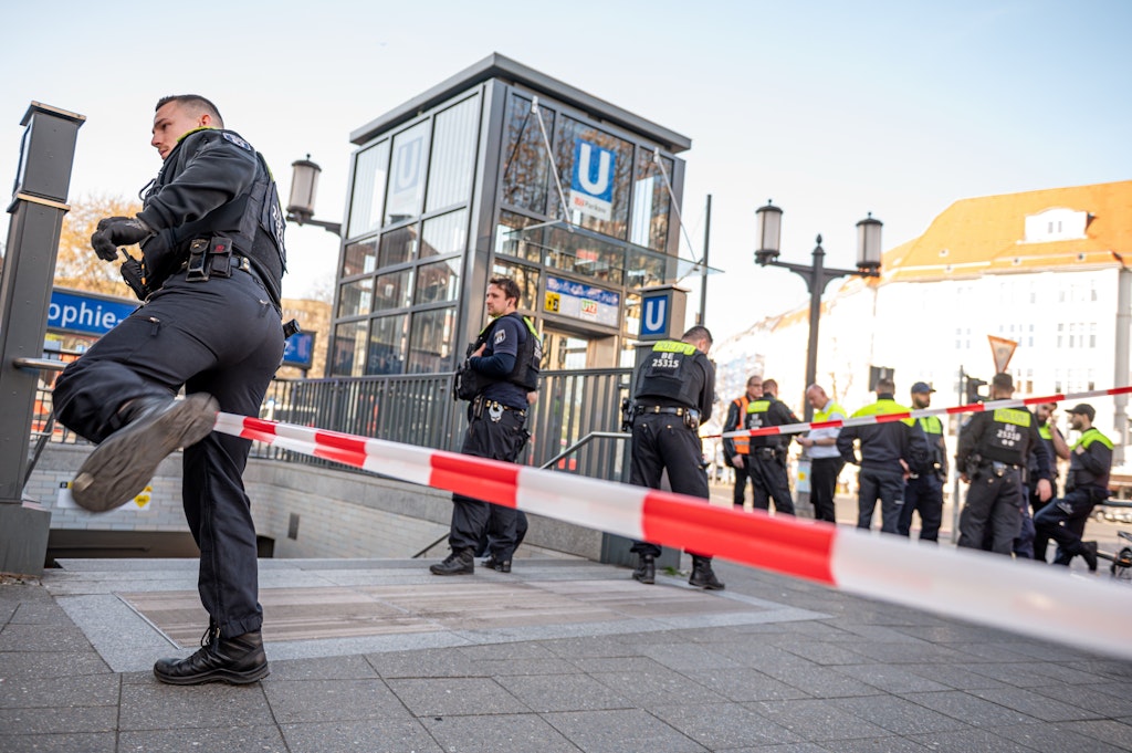 Messerangriff in der U-Bahn: Neue Details über Opfer und Täter bekannt