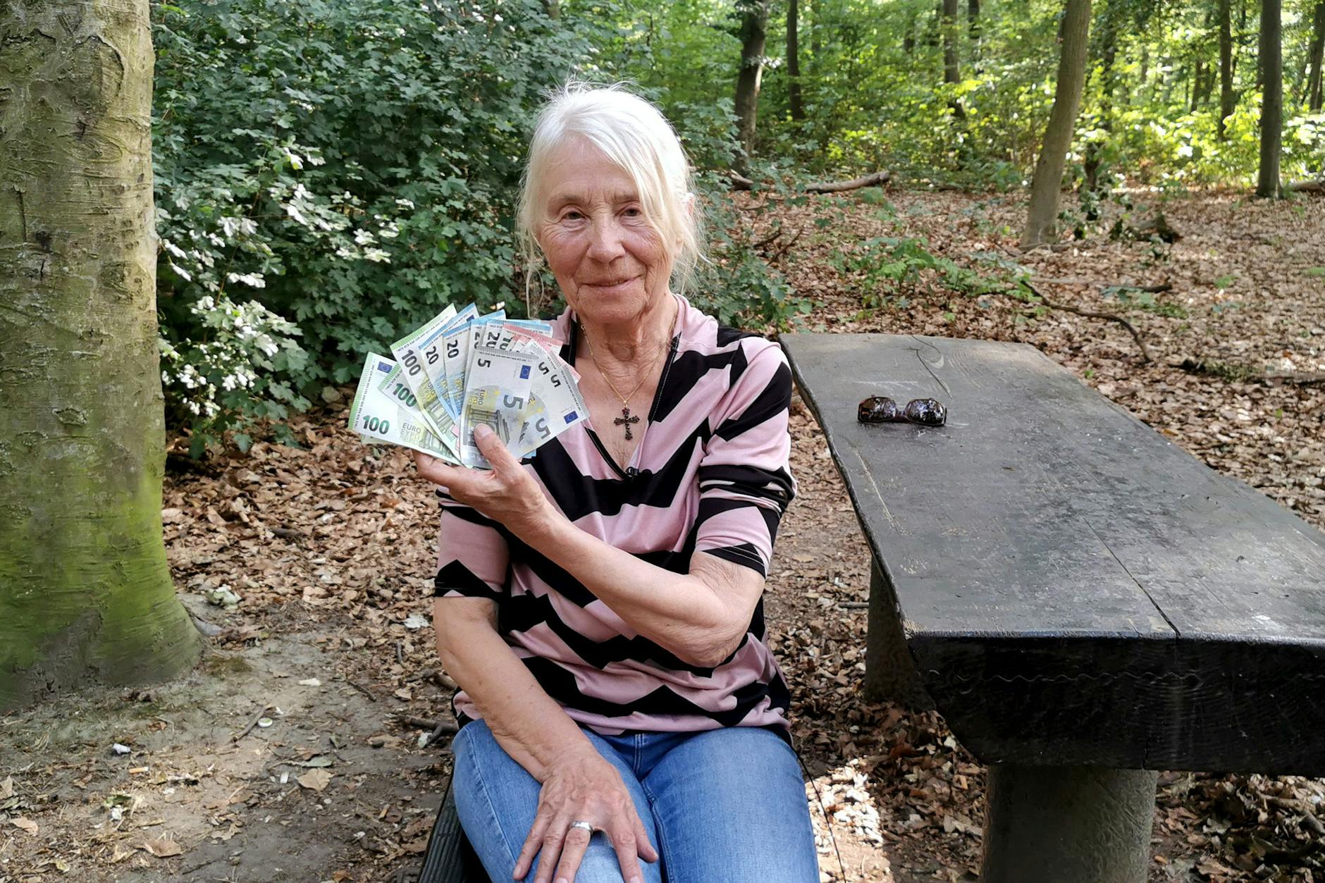 Waltraud hat etwas mehr als 1000 Euro Rente im Monat, doch die Hälfte davon geht nur für die Miete drauf. Das Leben mit so wenig Geld findet sie ekelhaft, sagt sie.