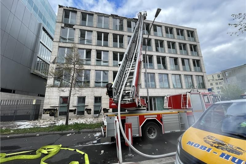 Die Feuerwehr musste am Dienstag die Fassade der Botschaft Argentiniens löschen.