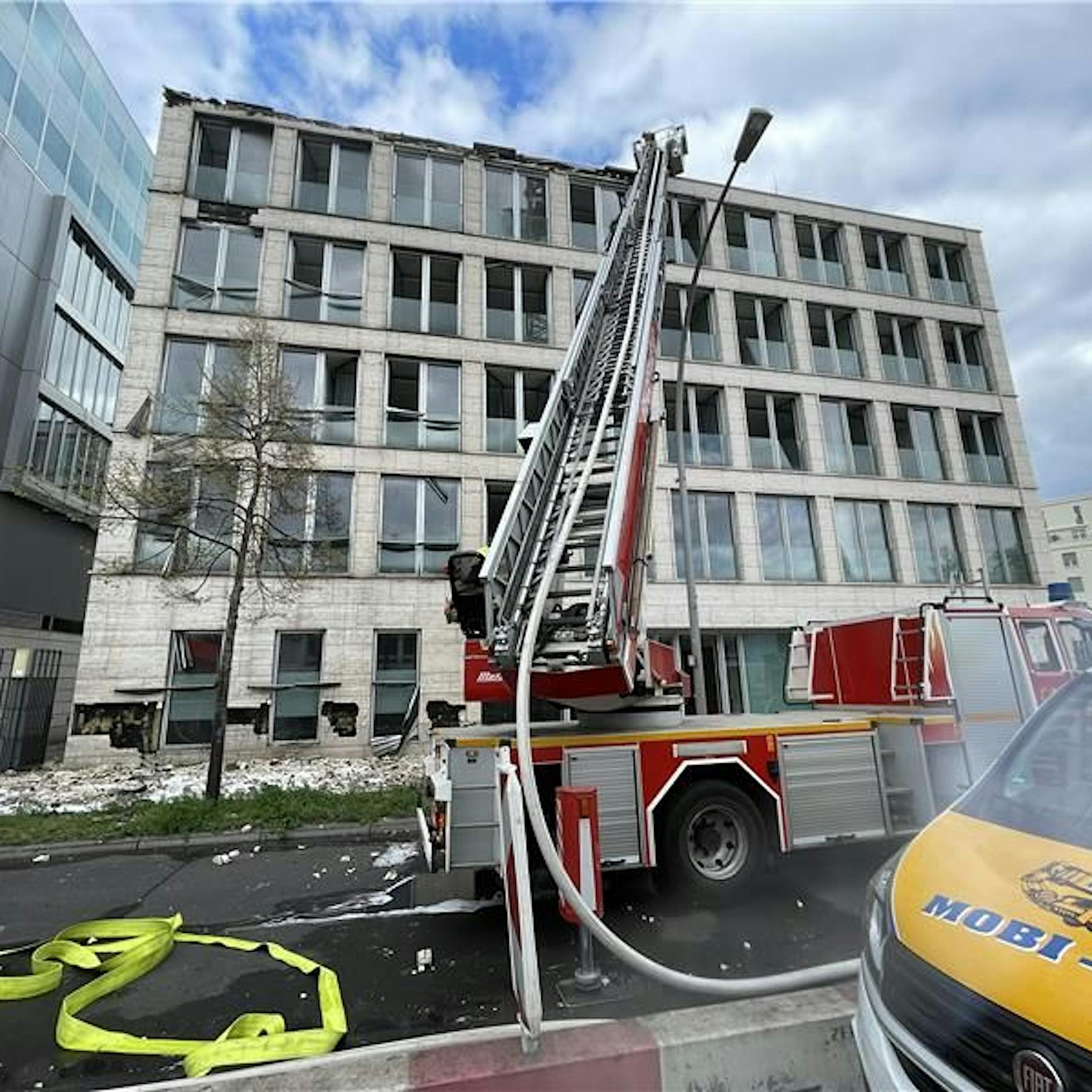 Feuerwehr-Großeinsatz in Tiergarten: Argentinische Botschaft brennt