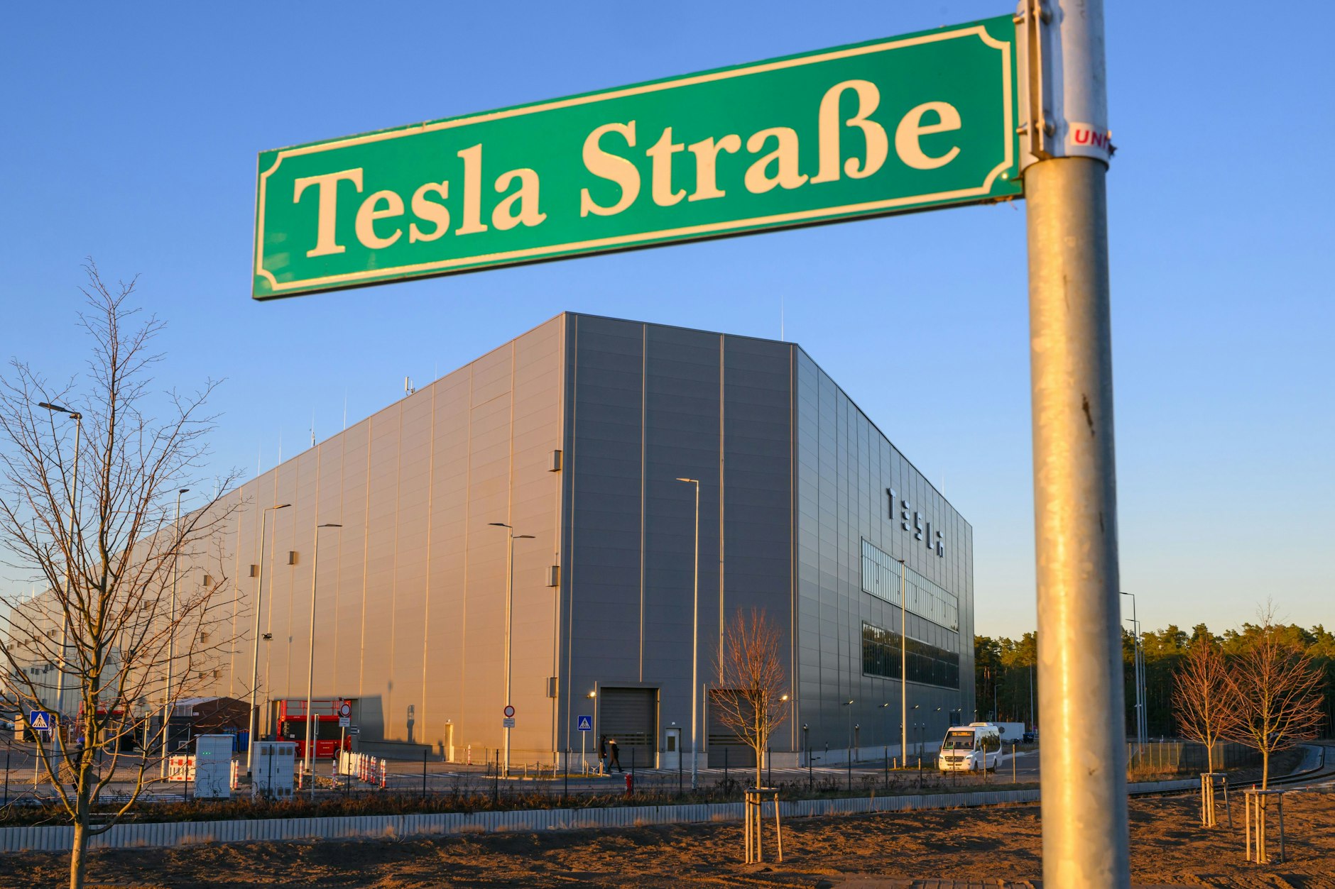 Die Tesla Straße vor dem Werk der Tesla-Gigafactory Berlin-Brandenburg. Einem Bericht zufolge werden hier Gewinne kleingerechnet und an andere Tesla-Töchter verschoben.