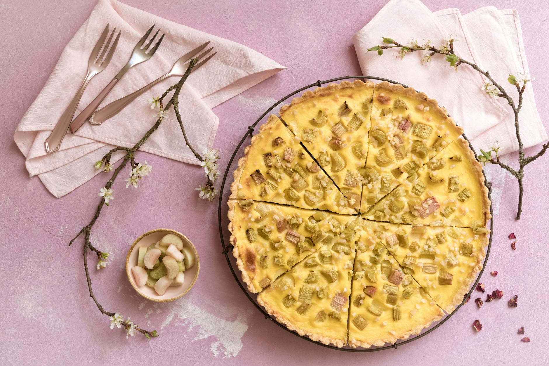 Ein saftiger Rhabarberkuchen mit cremigem Guss ist perfekt für die Kaffeetafel im Frühling.
