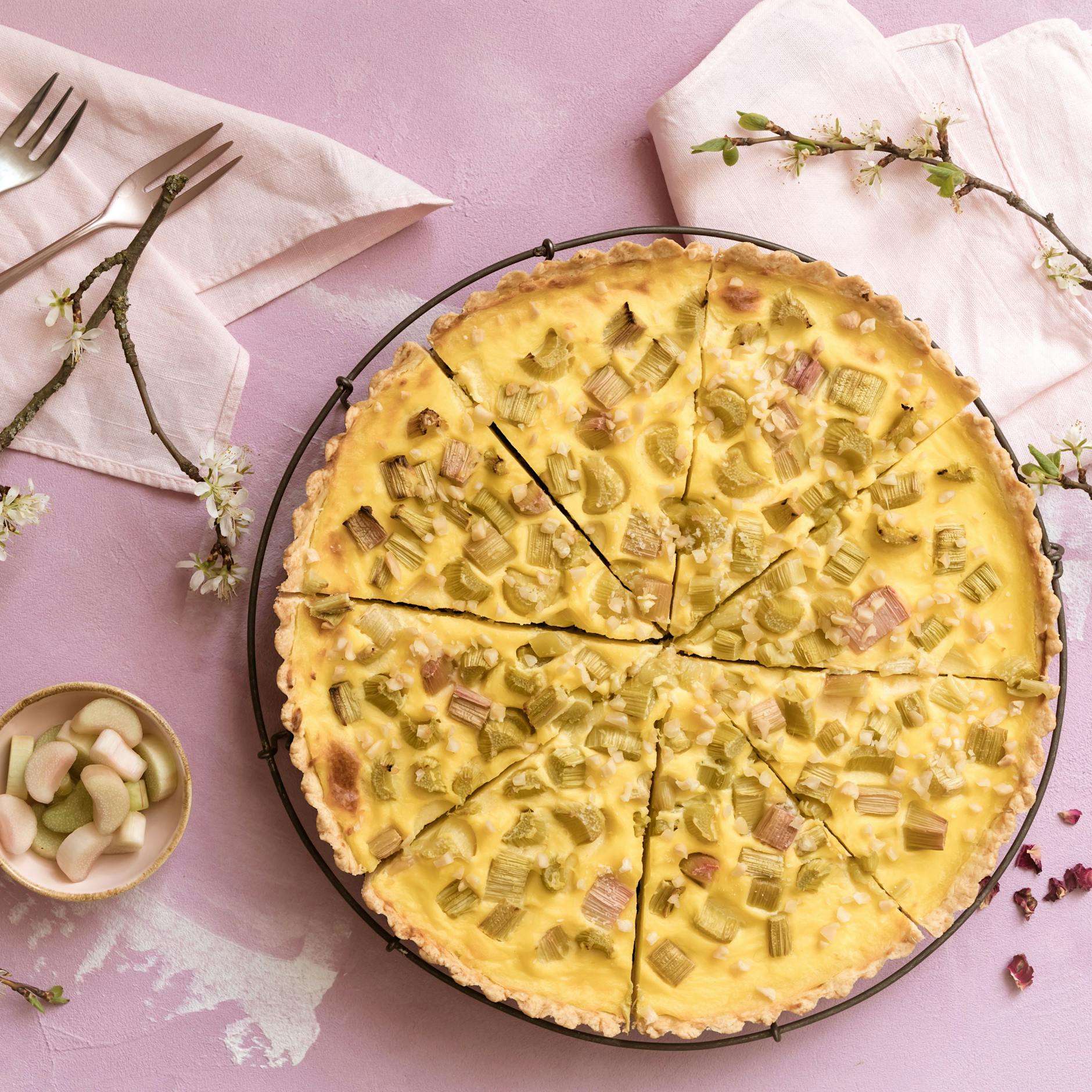 Rezept für saftigen Rhabarberkuchen mit cremigem Guss aus Schmand