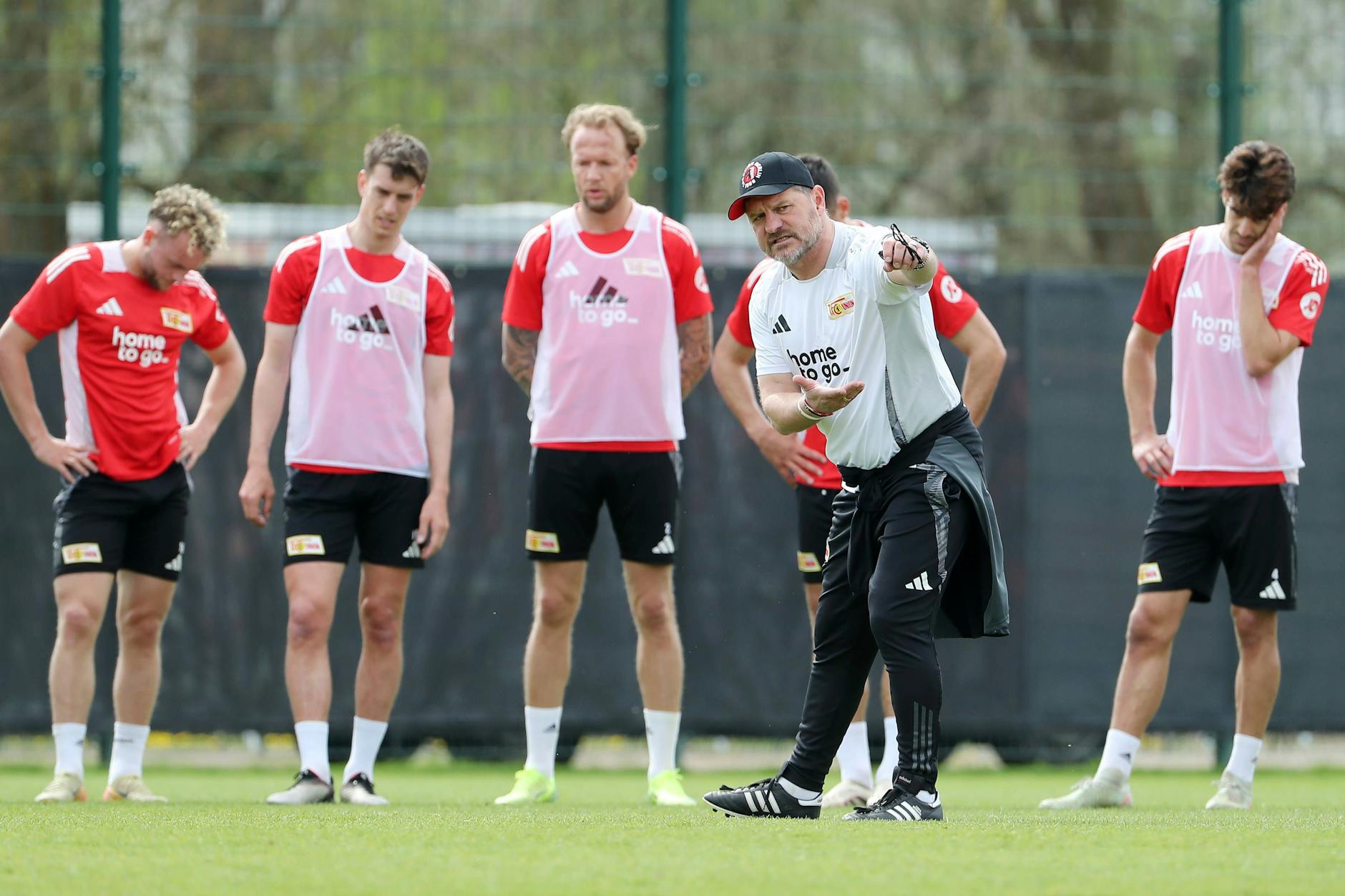 Chefcoach Steffen Baumgart (53) stimmt die Profis des 1. FC Union auf das Spiel gegen den VfB Stuttgart ein.