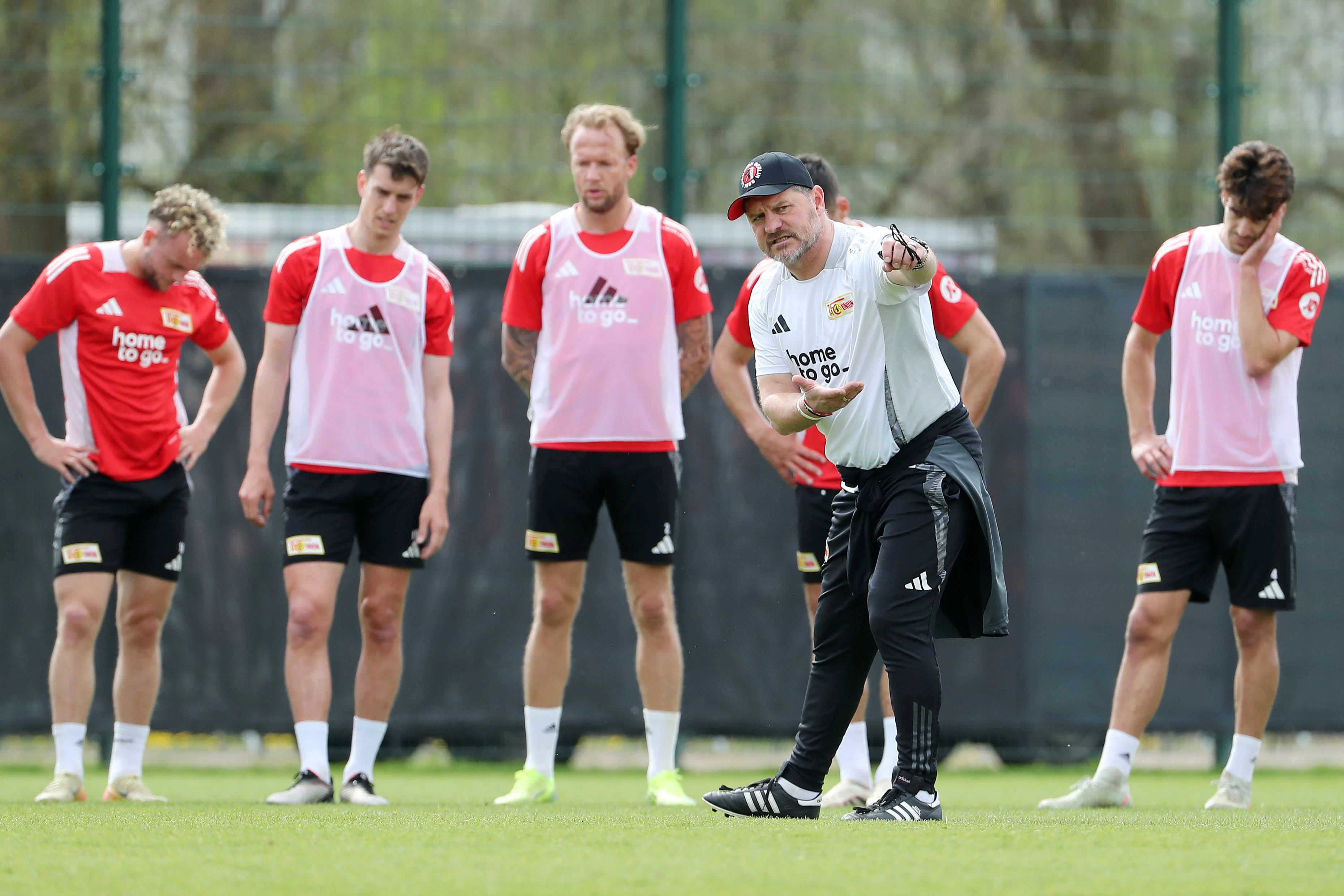 Chefcoach Steffen Baumgart (53) stimmt die Profis des 1. FC Union auf das Spiel gegen den VfB Stuttgart ein.