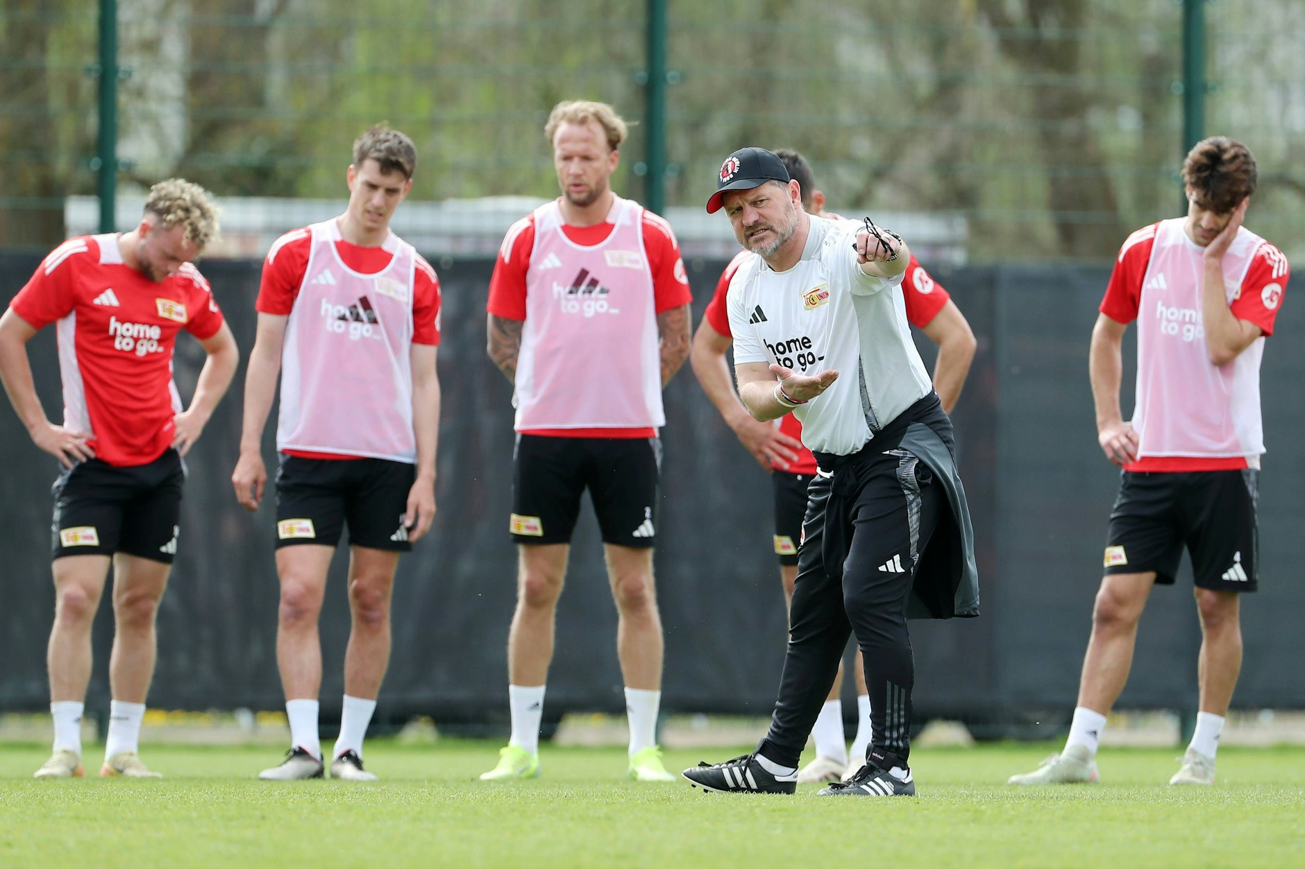 Chefcoach Steffen Baumgart (53) stimmt die Profis des 1. FC Union auf das Spiel gegen den VfB Stuttgart ein.