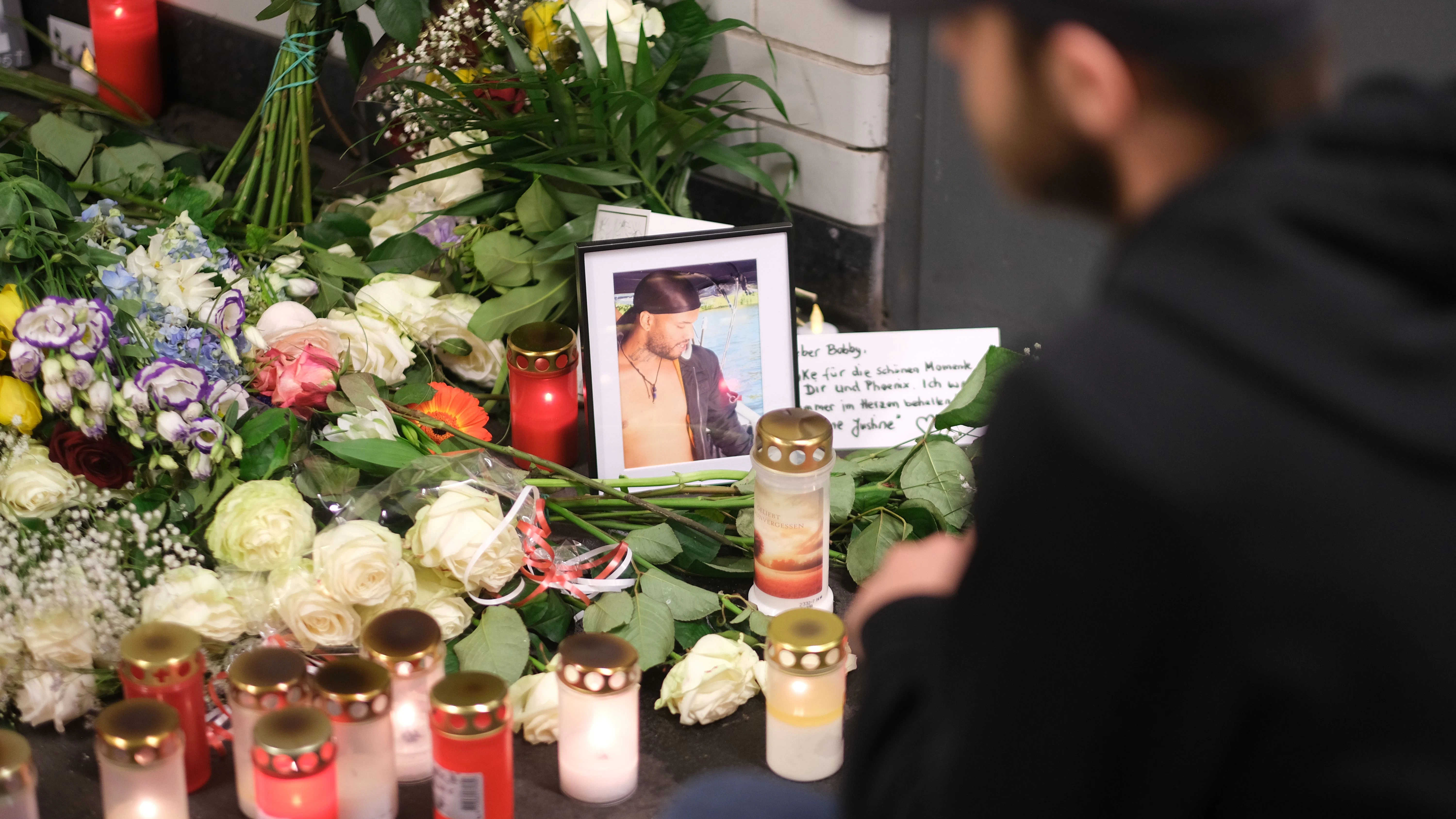 Blumen und Kerzen stehen an der Stelle im U-Bahnhof Sophie-Charlotte-Platz an der Stelle, wo „Bobby“ starb.